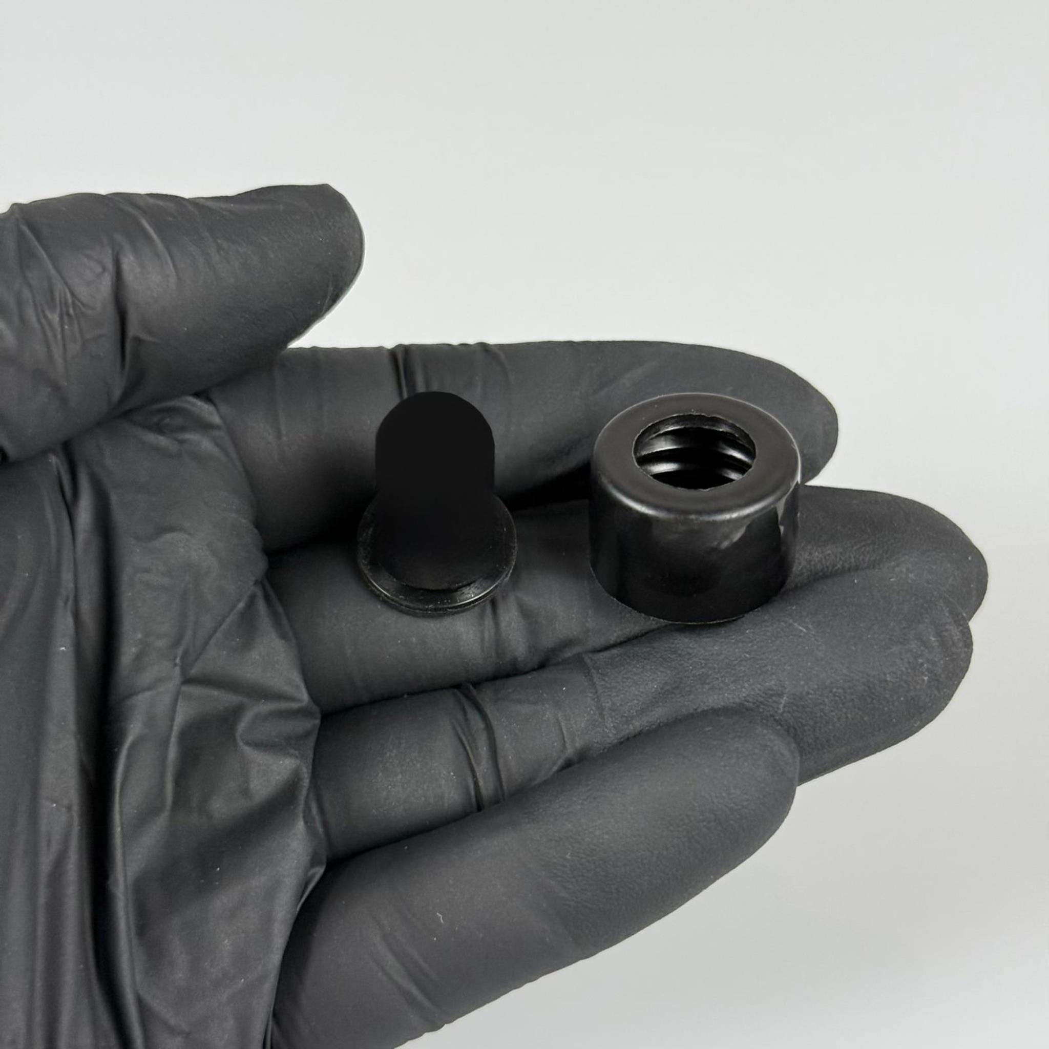 18 MM SİYAH EMZİKLİ DELİKLİ PLASTİK KAPAK SİYAH - DÜZ (DAMLALIK İÇİN)