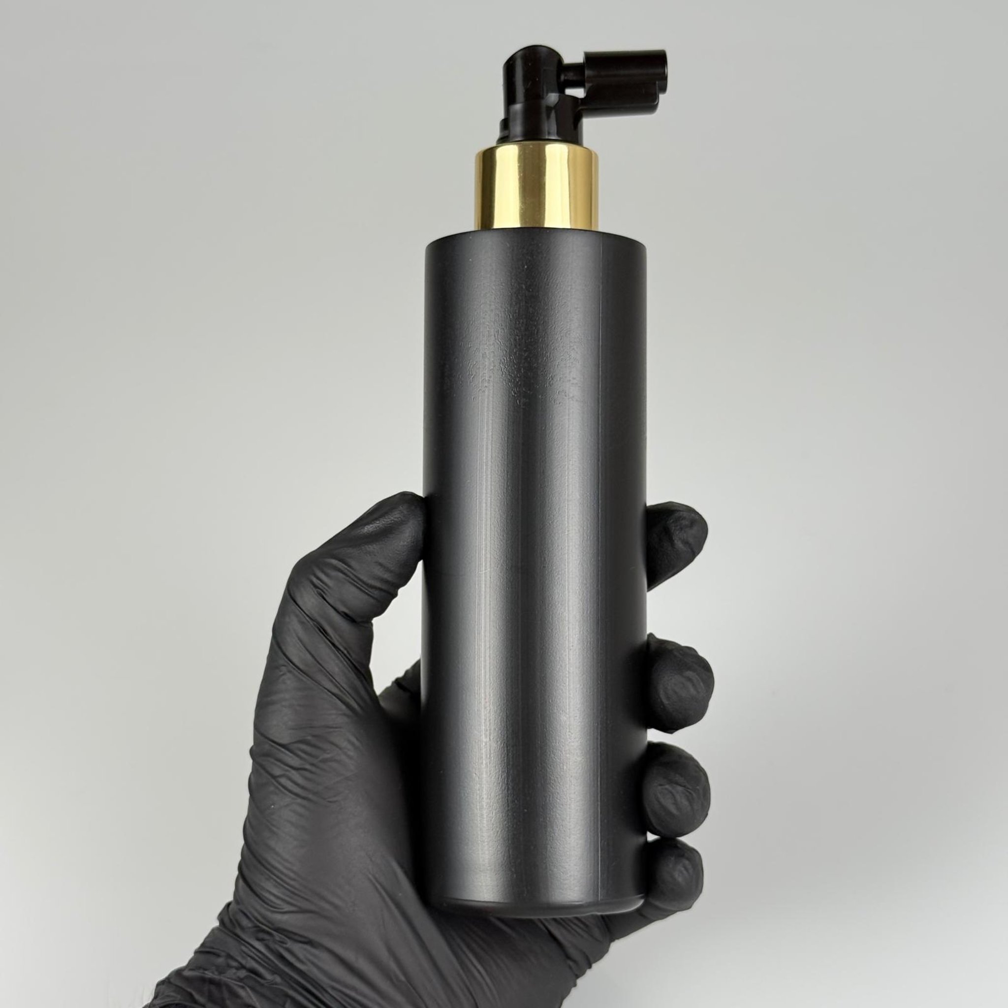 250 CC SİYAH SİLİNDİR MODEL MAT SERT POLİETİLEN ŞİŞE + SİYAH GAGALI GOLD SPREYLİ TAKIM - 250 ML SPREYLİ SİYAH PLASTİK ŞİŞE