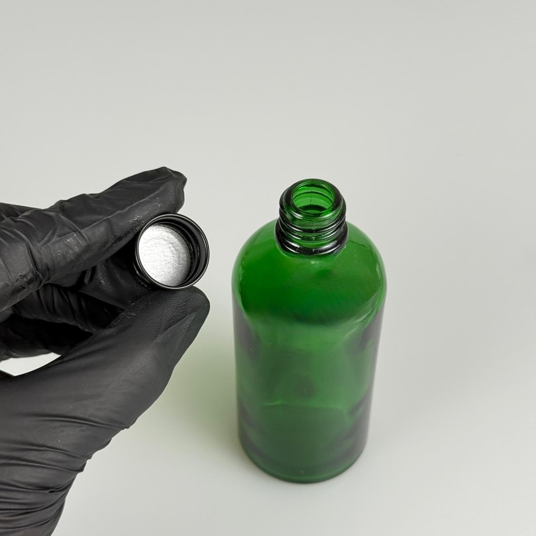 100 CC YEŞİL CAM ŞİŞE + KÖPÜK CONTALI SİYAH ALÜMİNYUM METAL KAPAKLI TAKIM - 100 ML YEŞİL CAM ŞİŞE