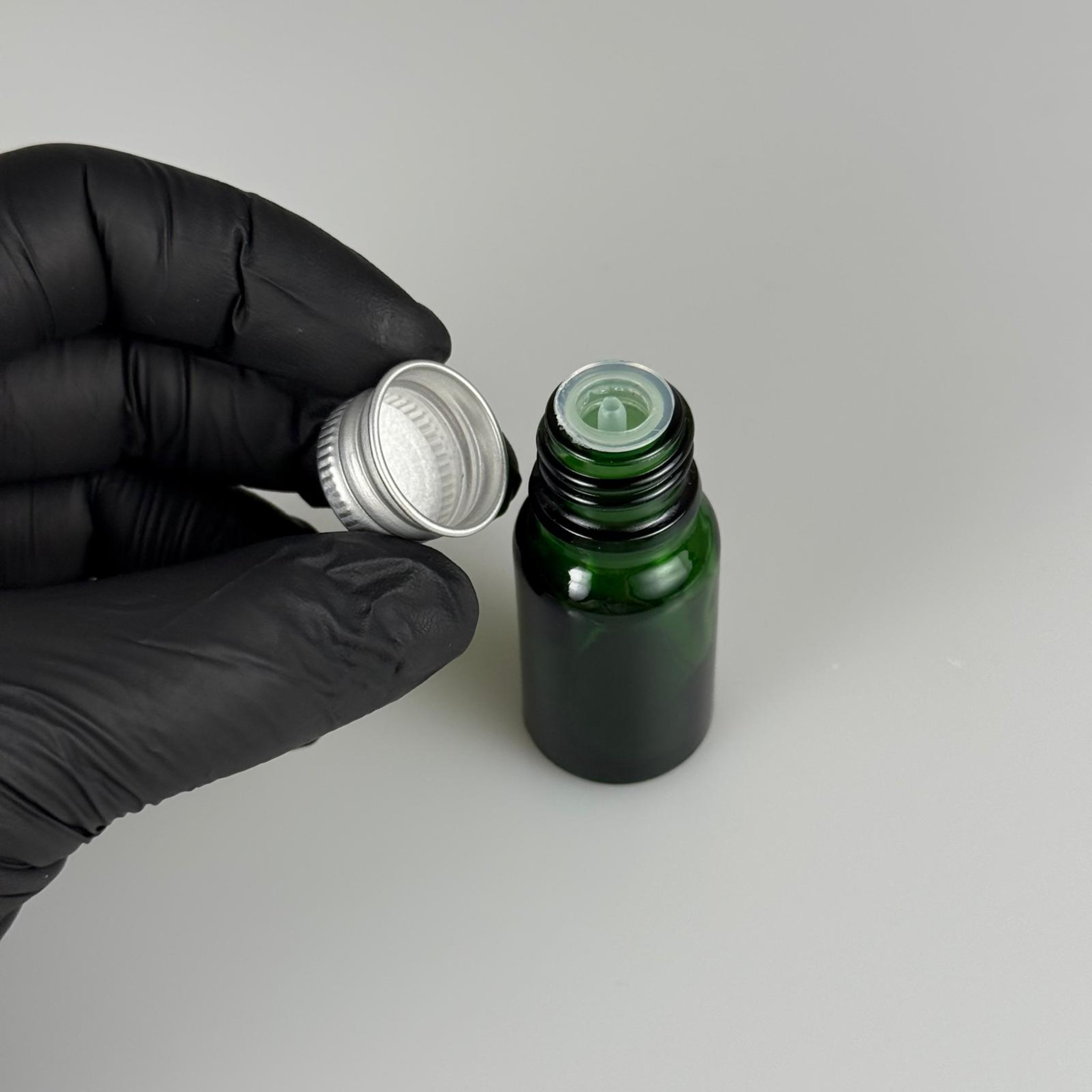 10 CC YEŞİL CAM ŞİŞE + KÖPÜK CONTALI GÜMÜŞ ALÜMİNYUM METAL KAPAKLI + DAMLALIKLI KOLONYA TIPALI TAKIM - 10 ML YEŞİL CAM ŞİŞE