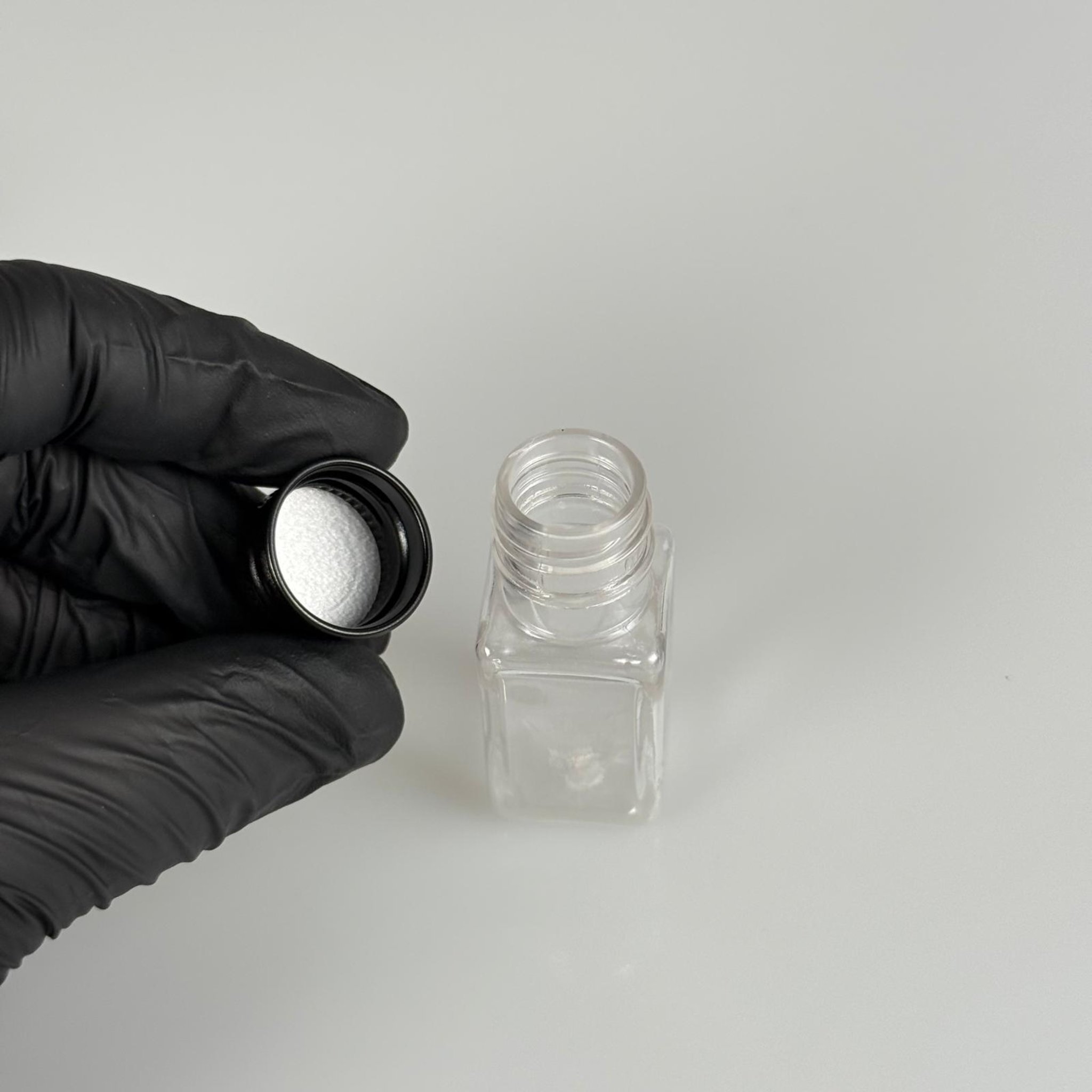 10 CC ŞEFFAF KARE PET SHOT ŞİŞE - KÖPÜK CONTALI SİYAH ALÜMİNYUM METAL KAPAKLI TAKIM - 10 ML PLASTİK ŞİŞE
