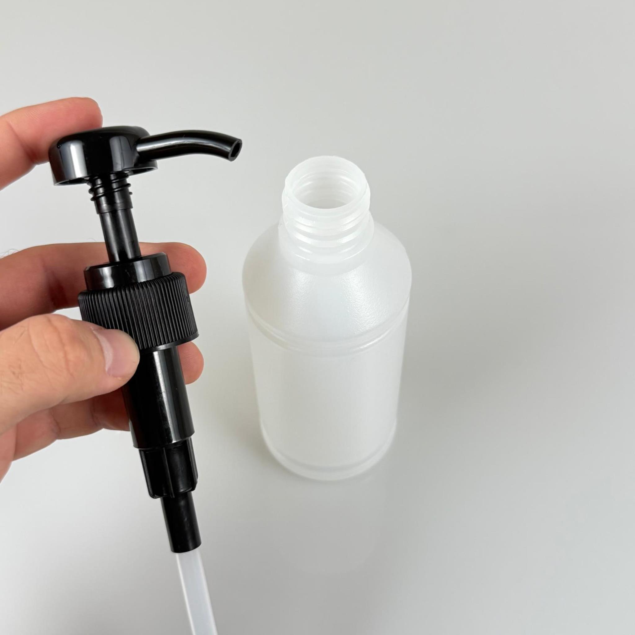 250 CC POLİETİLEN YARI SAYDAM MODEL ŞİŞE - SİYAH DOZAJ POMPALI (HER BASMADA 4 CC SIVI ATAR) - 250 ML POMPALI ŞİŞE - ŞURUP, ŞAMPUAN, KREM GİBİ YOĞUN KIVAMLI SIVILARDA KULLANILIR