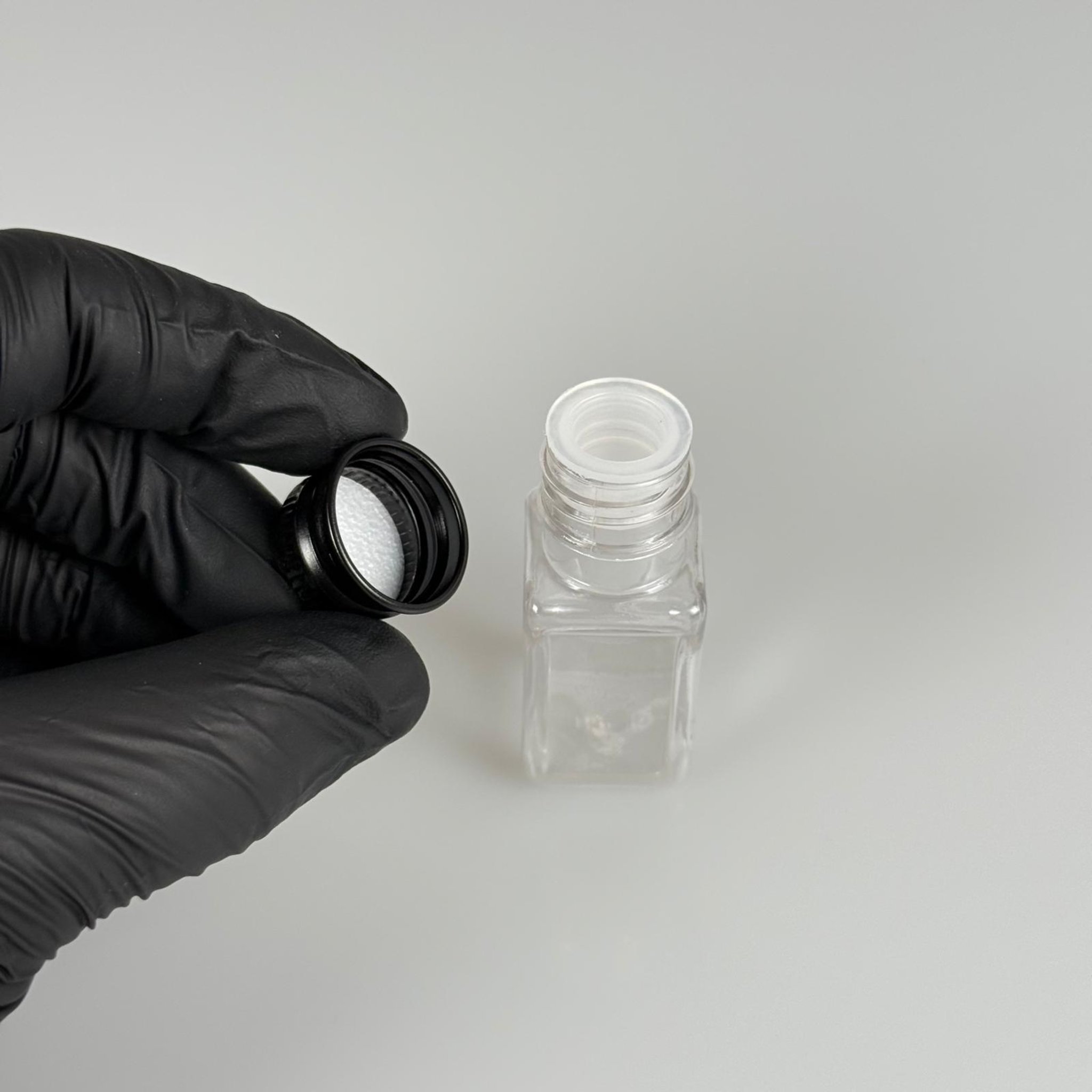 10 CC ŞEFFAF KARE PET SHOT ŞİŞE - KÖPÜK CONTALI SİYAH ALÜMİNYUM METAL KAPAKLI + KÖR TIPALI TAKIM - 10 ML PLASTİK ŞİŞE