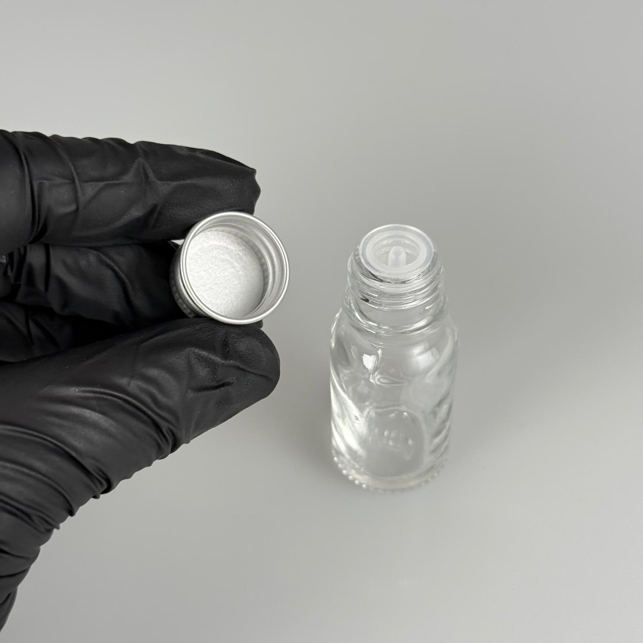 10 CC ŞEFFAF CAM ŞİŞE + KÖPÜK CONTALI GÜMÜŞ ALÜMİNYUM METAL KAPAKLI + KOLONYA TIPALI TAKIM - 10 ML ŞEFFAF CAM ŞİŞE