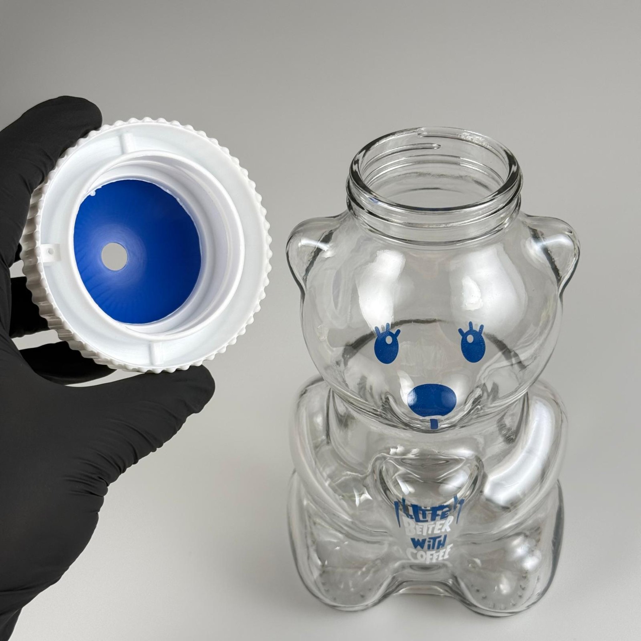 500 CC PİPETLİ CAM AYICIK BARDAK - MAVİ KAPAKLI + FIRÇALI PASLANMAZ ÇELİK GÜMÜŞ PİPETLİ TAKIM - 500 ML AYICIK FİGÜRLÜ PİPETLİ CAM SU , SOĞUK KAHVE ,  MEYVE SUYU ,  MEŞRUBAT BARDAĞI VB - HEDİYELİK BARDAK