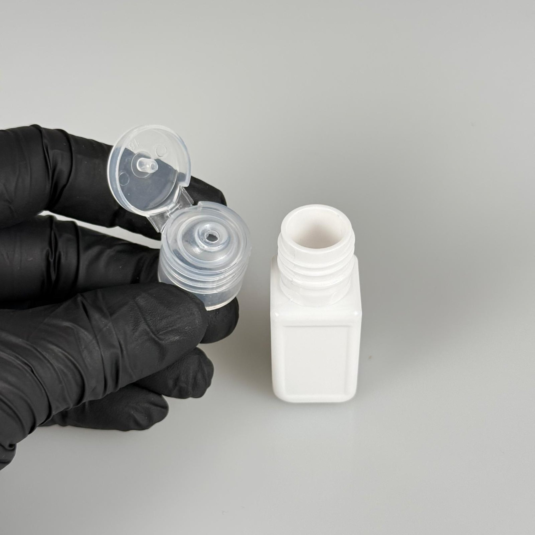 10 ML AÇILIR KAPAKLI BEYAZ KARE PET ŞİŞE - 10 CC BEYAZ ŞİŞE + ŞEFFAF FLİPTOP KAPAKLI TAKIM