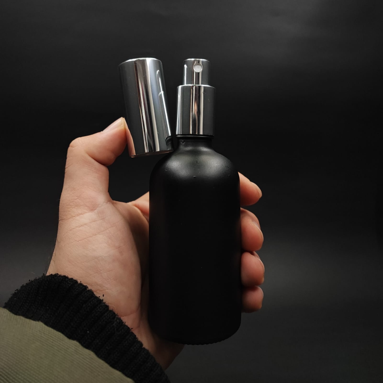 100 ML LÜKS VİDALI VALF ÇEVİRME PARFÜM ŞİŞELERİ - 100 CC MAT SİYAH CAM ŞİŞE - SİYAH METAL SPREYLİ KAPAKLI SET