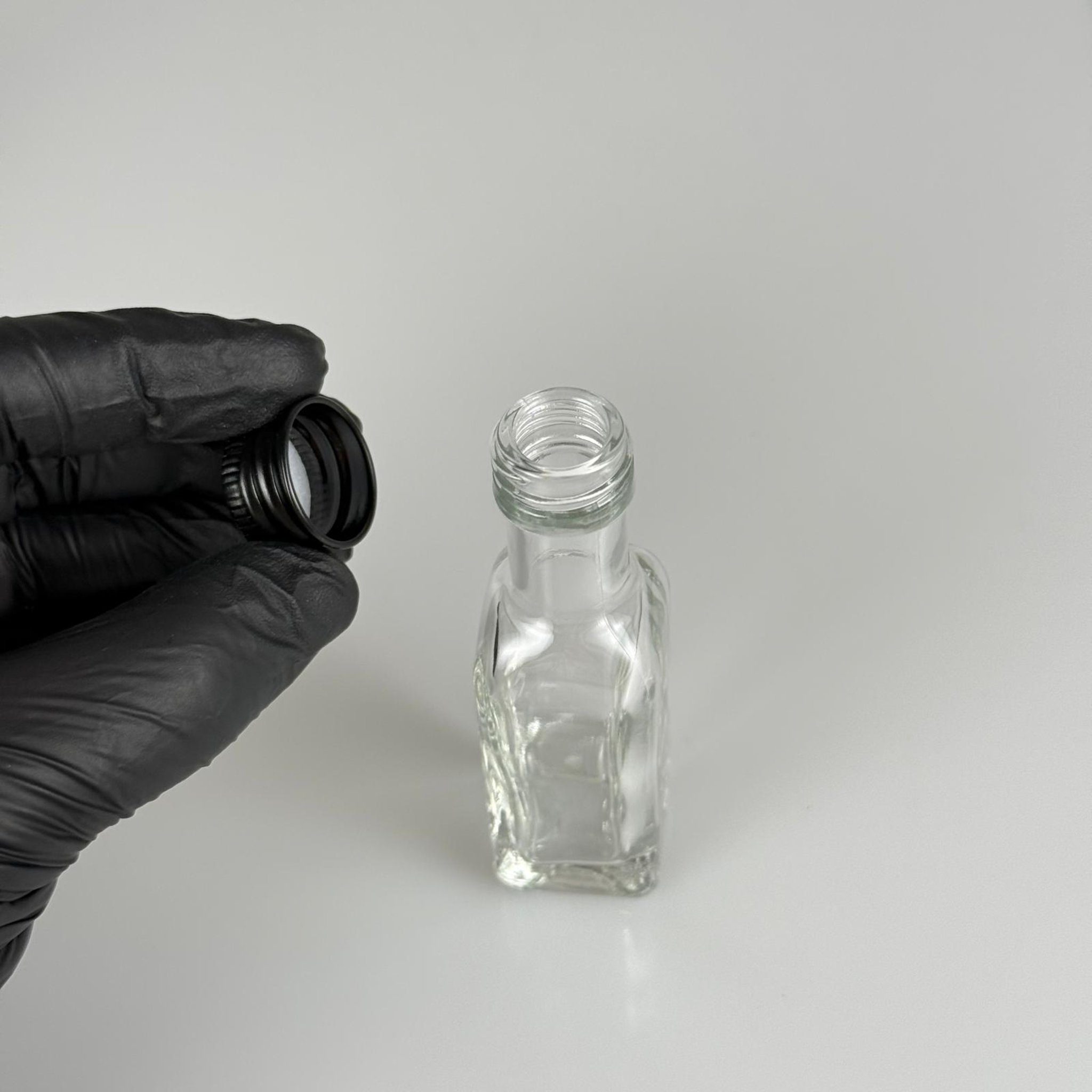 20 CC MARASKA KÖŞELİ CAM ŞİŞE + SİYAH ALÜMİNYUM METAL KAPAKLI TAKIM - 20 ML SOS ŞİŞESİ