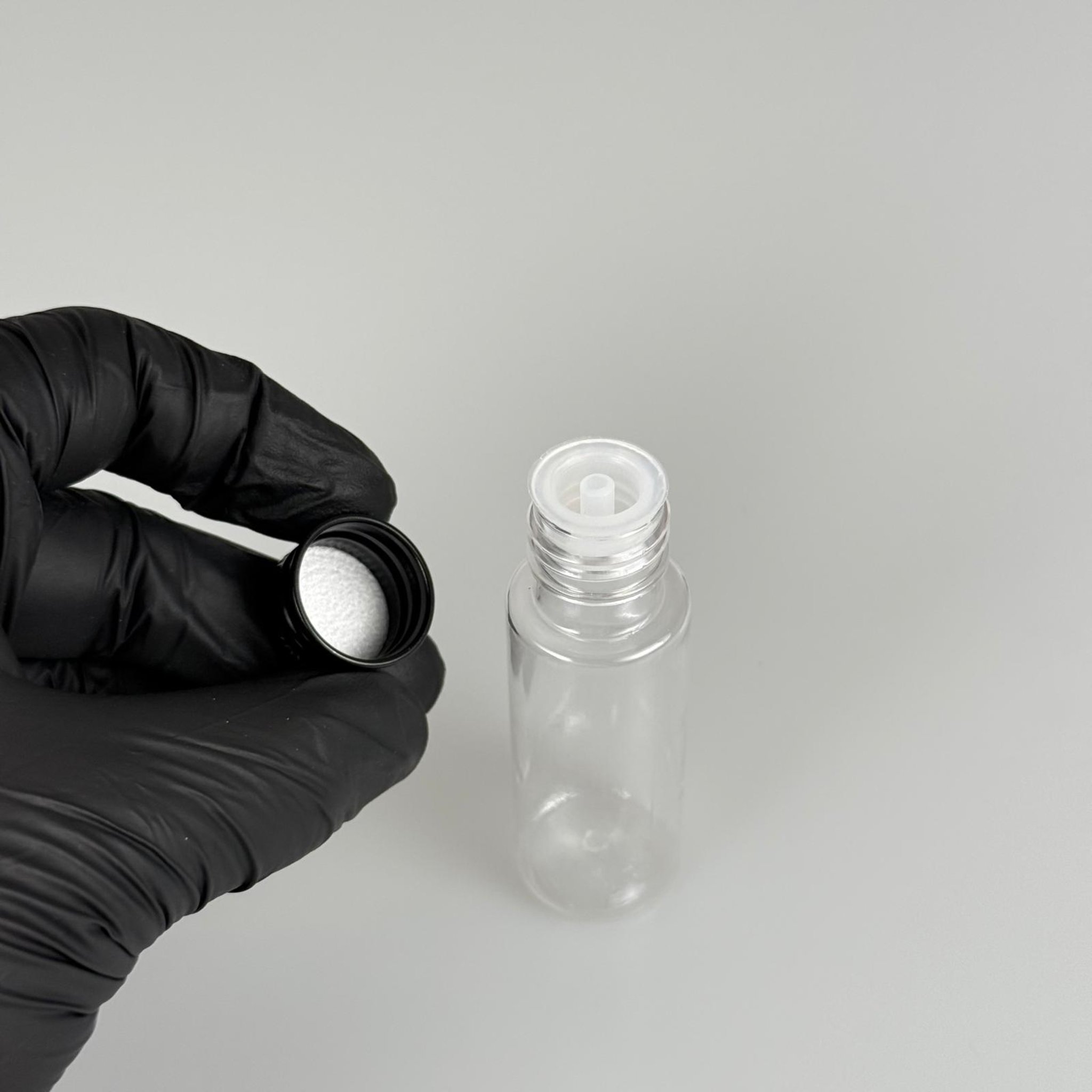 20 CC ŞEFFAF PET ŞİŞE + KÖPÜK CONTALI SİYAH ALÜMİNYUM METAL KAPAKLI + DAMLALIKLI KOLOMNYA TIPALI TIPALI TAKIM - 20 ML PLASTİK ŞİŞE