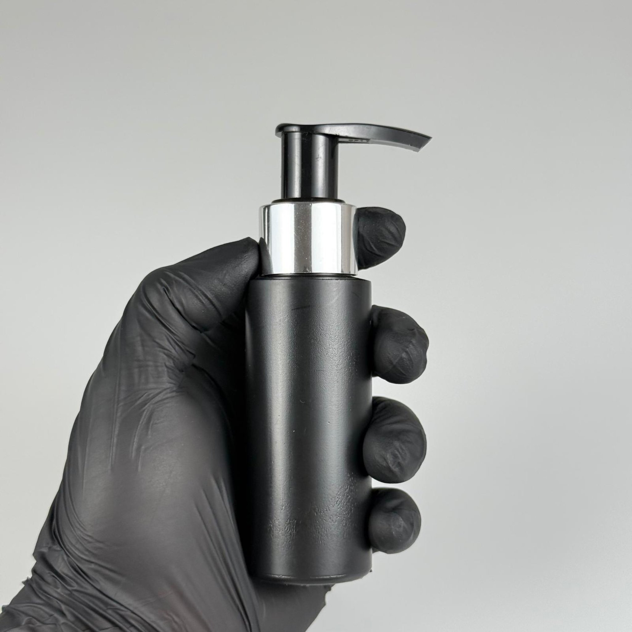 50 CC SİYAH POLİETİLEN PLASTİK ŞİŞE - GÜMÜŞ POMPALI ( ÜSTÜ SİYAH TAKIM - 50 ML POMPALI PLASTİK ŞİŞE