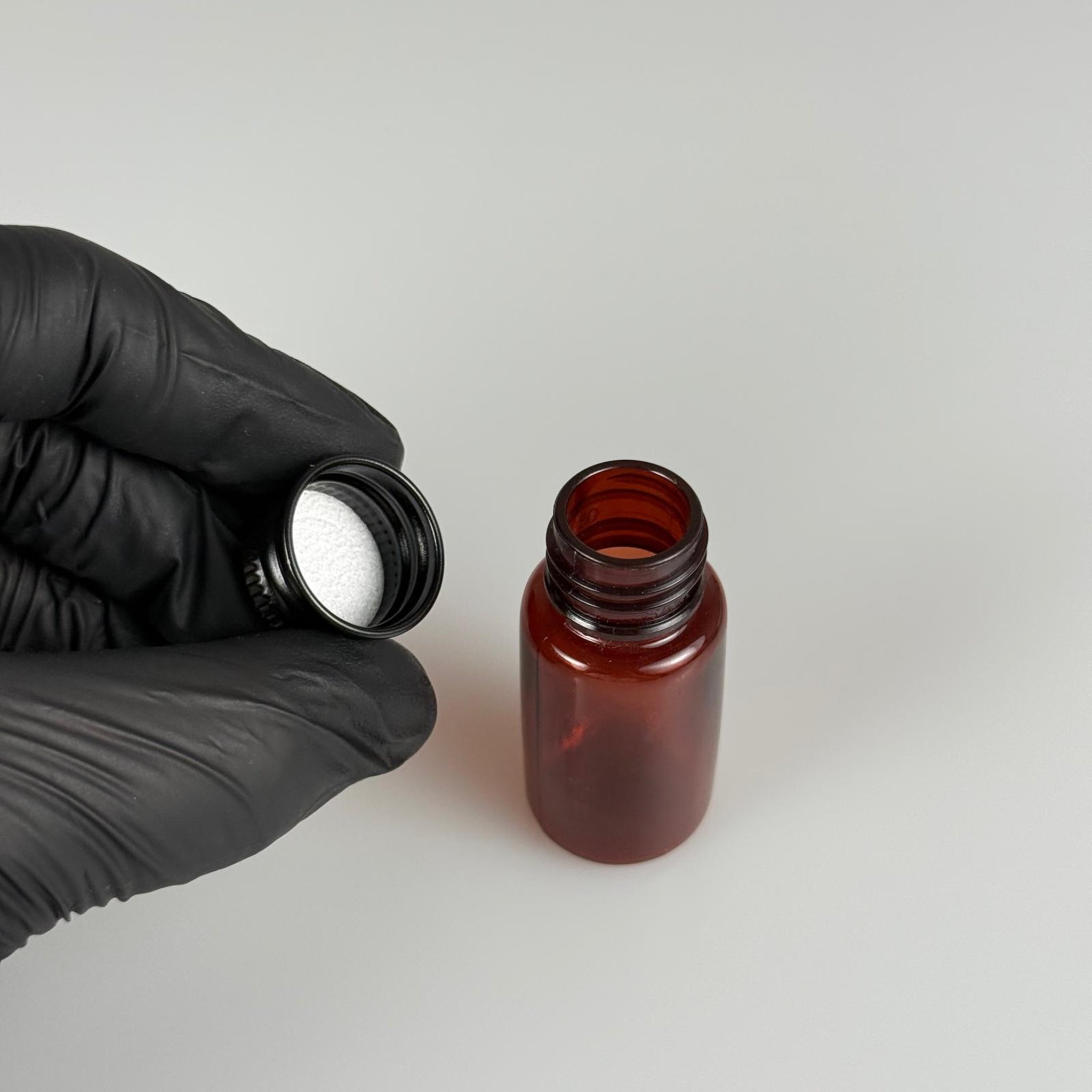 10 CC AMBER PET SHOT ŞİŞE - KÖPÜK CONTALI SİYAH ALÜMİNYUM METAL KAPAKLI TAKIM - 10 ML KAHVERENGİ PLASTİK ŞİŞE