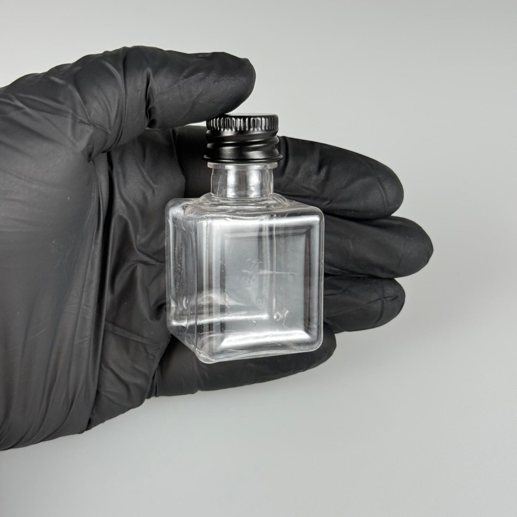 35 CC ŞEFFAF KARE PET ŞİŞE - KÖPÜK CONTALI SİYAH ALÜMİNYUM METAL KAPAKLI + KOLONYA TIPALI TAKIM - 35 ML ŞEFFAF KARE PET ŞİŞE