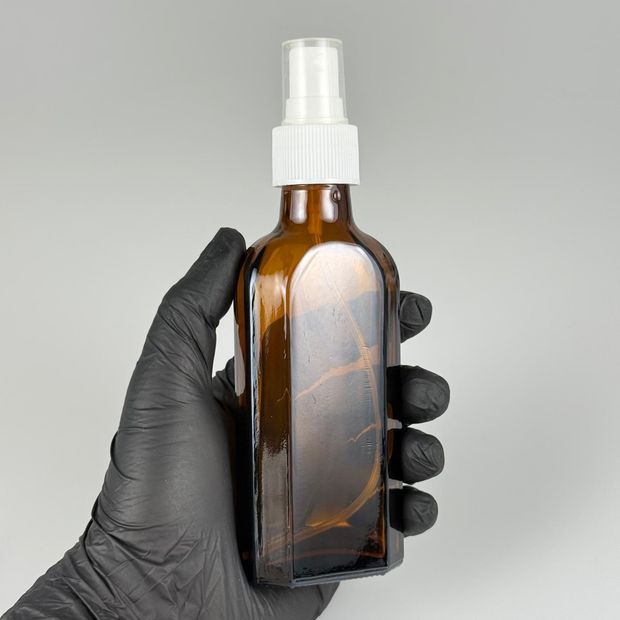 100 ML YASSI AMBER SPREYLİ CAM ŞİŞE - 100 CC YASSI KAHVERENGİ CAM ŞİŞE + 25 MM BEYAZ SPREY FISFIS TAKIM