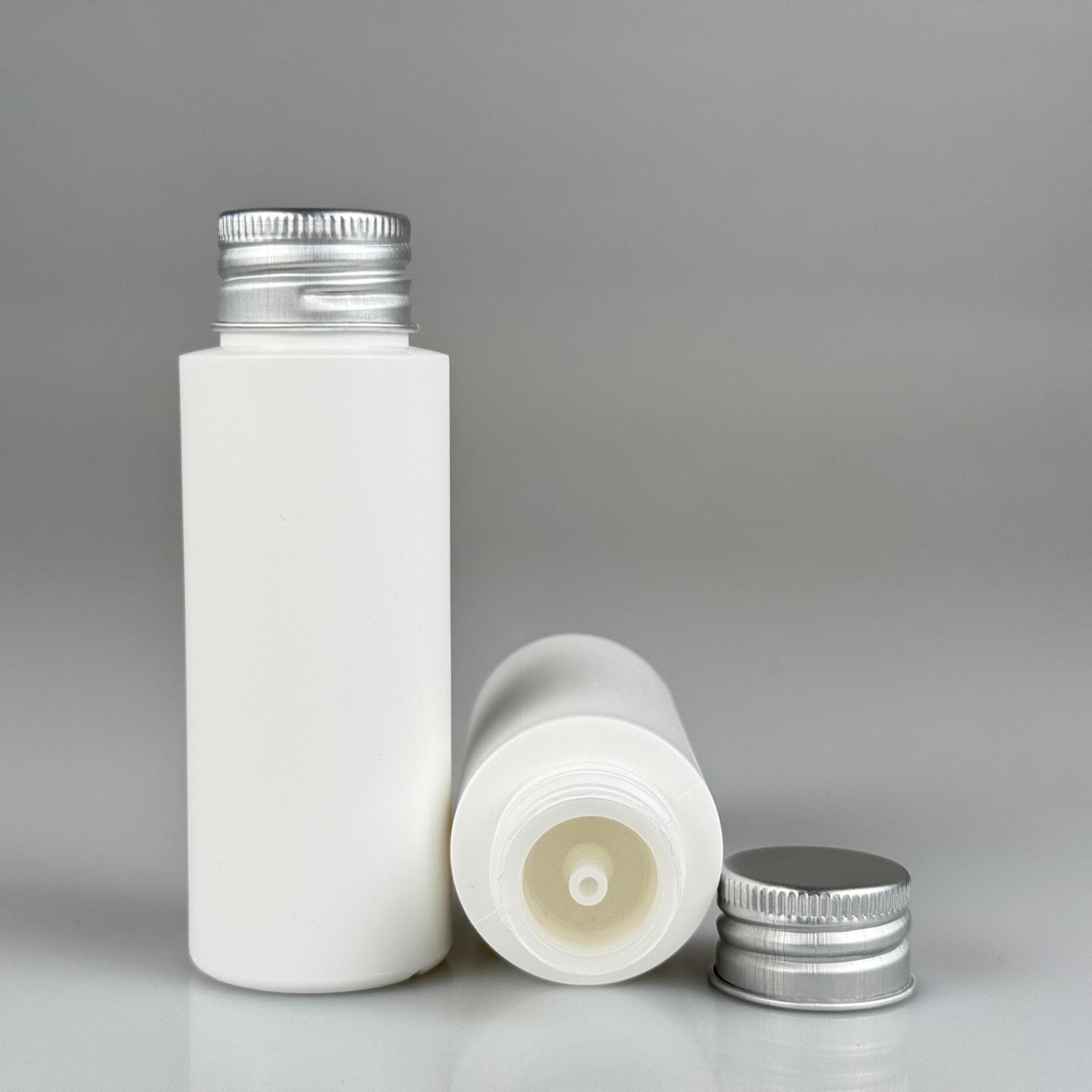 50 CC BEYAZ POLİETİLEN PLASTİK ASETON ŞİŞESİ ( 24 AĞIZ ) + KÖPÜK CONTALI GÜMÜŞ METAL ALÜMİNYUM KAPAK + KOLONYA TIPALI TAKIM - 50 ML BEYAZ PLASTİK ASETON ŞİŞELERİ