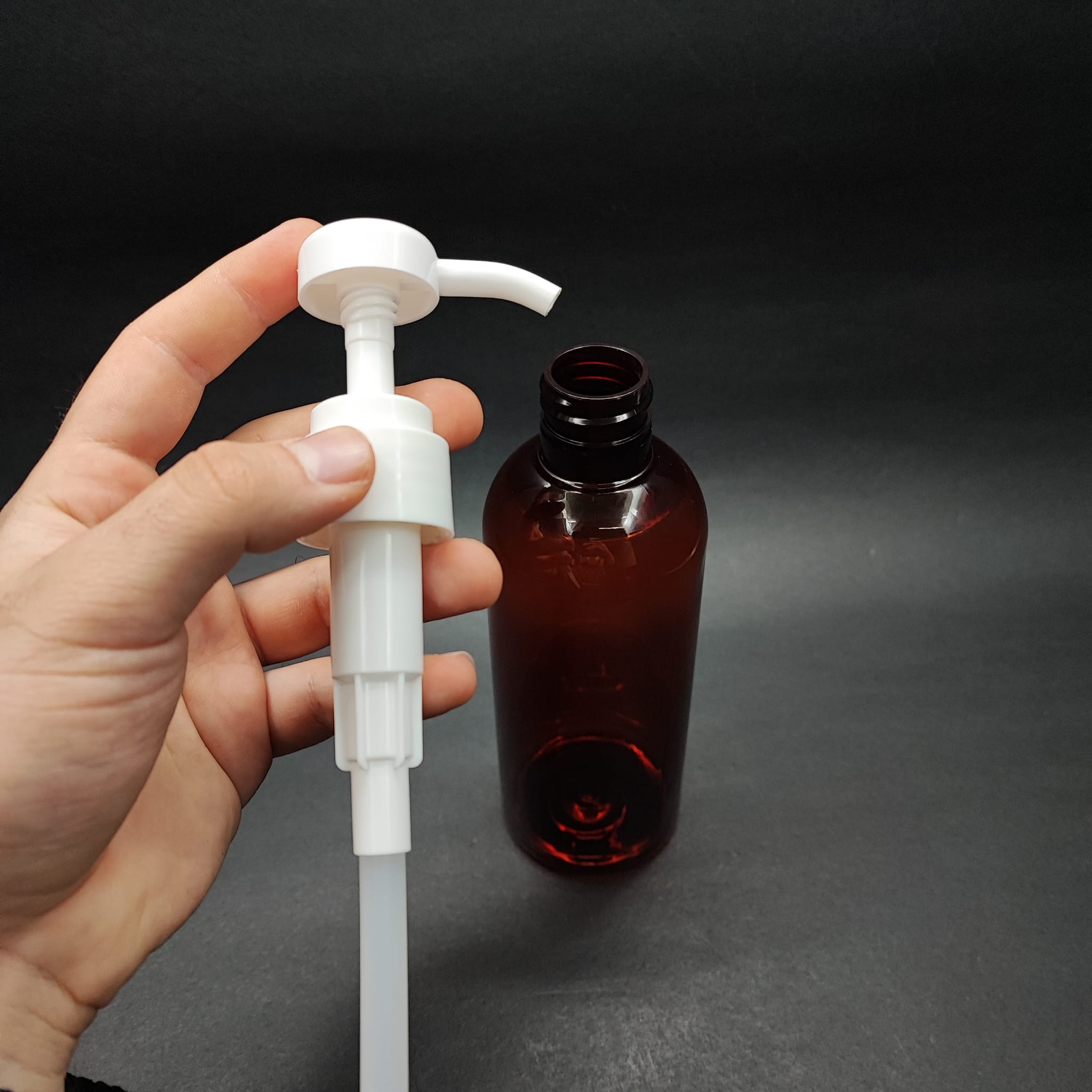 400 CC AMBER PET ŞİŞE - BEYAZ DOZAJ POMPALI (HER BASMADA 4 CC SIVI ATAR) - 400 ML POMPALI ŞİŞE - ŞURUP, ŞAMPUAN, KREM GİBİ YOĞUN KIVAMLI SIVILARDA KULLANILIR