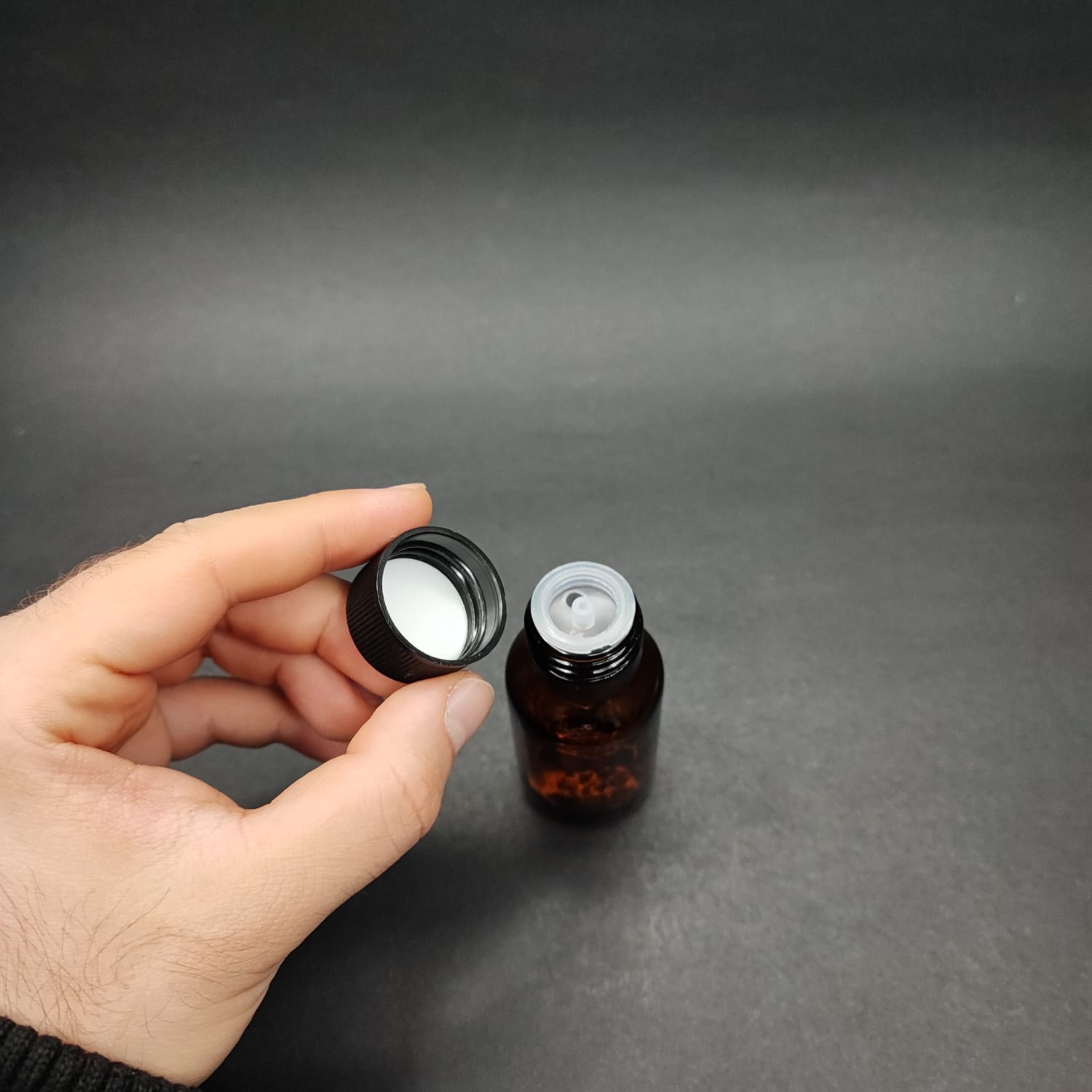 30 ML DOLUMU KOLAY, GENİŞ AĞIZLI İÇTEN DAMLALIKLI ŞİŞE (25 MM AĞIZ) - 30 CC SİYAH CONTALI KAPAKLI İÇTEN DAMLALIKLI CAM ECZA ŞİŞESİ - AMBER KAHVERENGİ