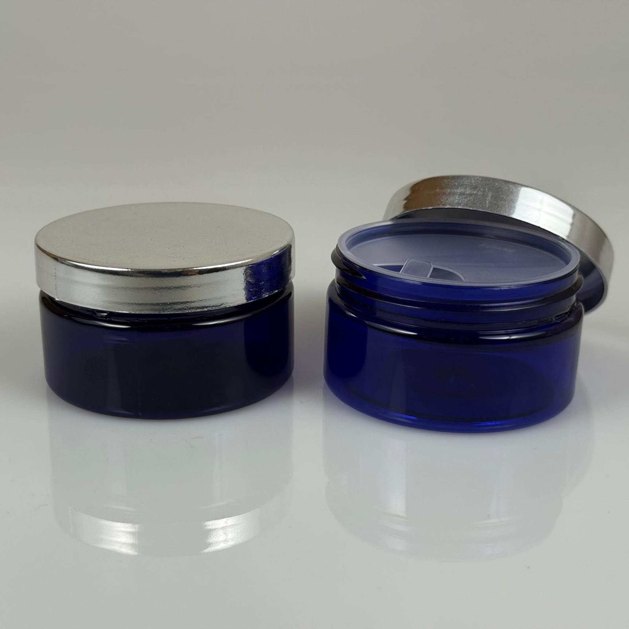 100 ML SERT PET KAVANOZ + GÜMÜŞ KAPLAMALI PLASTİK KAPAK + İÇ TIPA - 100 CC KALIN MAVİ PLASTİK KAVANOZ GÜMÜŞ KAPLAMALI PLASTİK KAPAKLI İÇ TIPALI TAKIM - KREM KAVANOZLARI