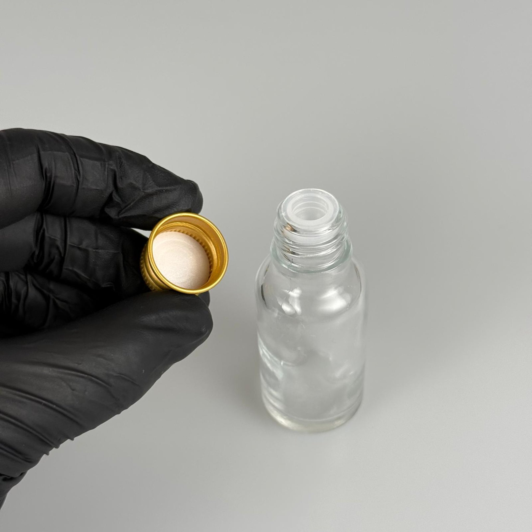20 CC ŞEFFAF CAM ŞİŞE + KÖPÜK CONTALI GOLD ALÜMİNYUM METAL KAPAKLI + KÖR TIPALI TAKIM - 20 ML ŞEFFAF CAM ŞİŞE