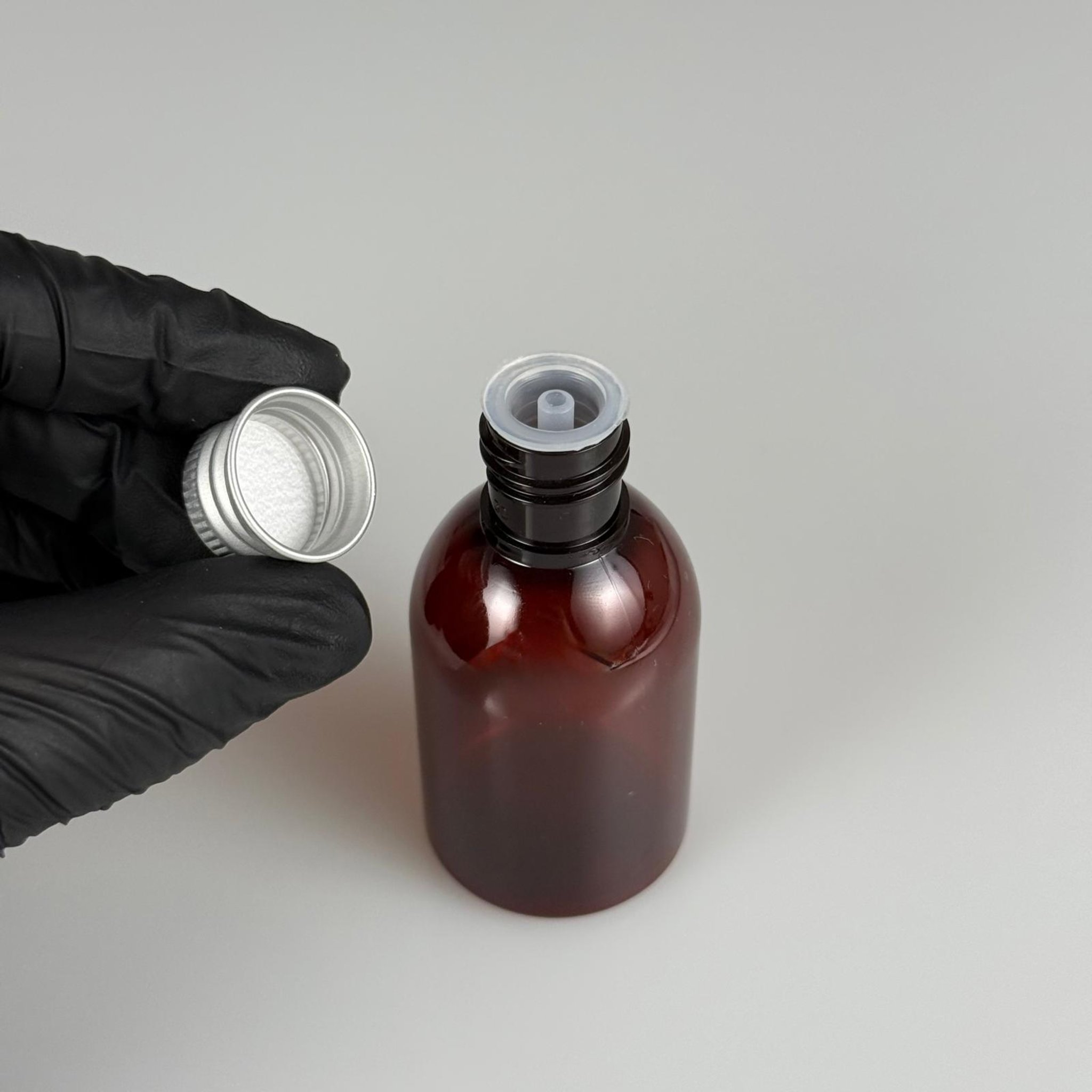 50  CC AMBER PET ŞİŞE + KÖPÜK CONTALI GÜMÜŞ ALÜMİNYUM METAL KAPAKLI + DAMLALIKLI KOLONYA TIPALI TAKIM - 50 ML KAHVERENGİ PLASTİK ŞİŞE