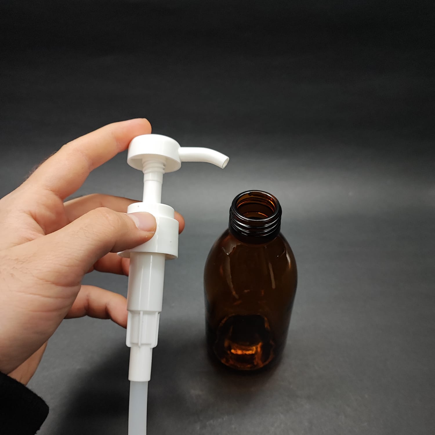 200 CC AMBER CAM ŞİŞE - BEYAZ DOZAJ POMPALI (HER BASMADA 4 CC SIVI ATAR) - 200 ML POMPALI ŞİŞE - ŞURUP, ŞAMPUAN, KREM GİBİ YOĞUN KIVAMLI SIVILARDA KULLANILIR
