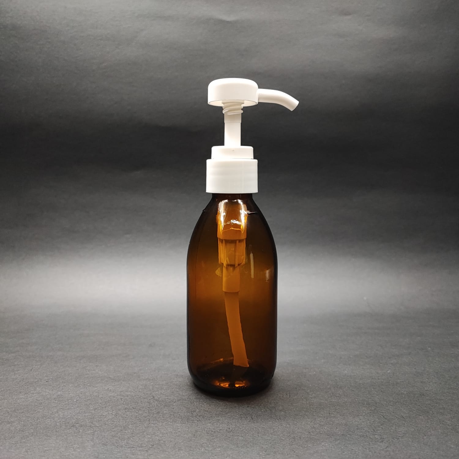 200 CC AMBER CAM ŞİŞE - BEYAZ DOZAJ POMPALI (HER BASMADA 4 CC SIVI ATAR) - 200 ML POMPALI ŞİŞE - ŞURUP, ŞAMPUAN, KREM GİBİ YOĞUN KIVAMLI SIVILARDA KULLANILIR
