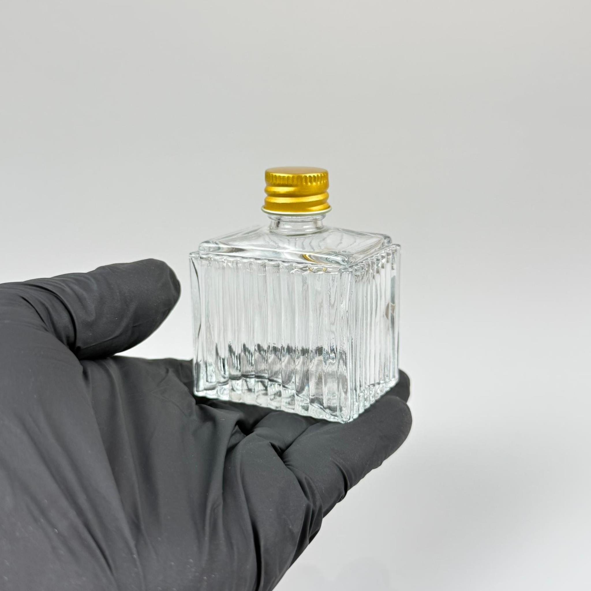 50 CC KÖŞELİ DESENLİ ÇİZGİLİ CAM ŞİŞE - GOLD METAL KAPAKLI KOLONYA TIPALI - 50 ML PRESTİJLİ ŞİŞE