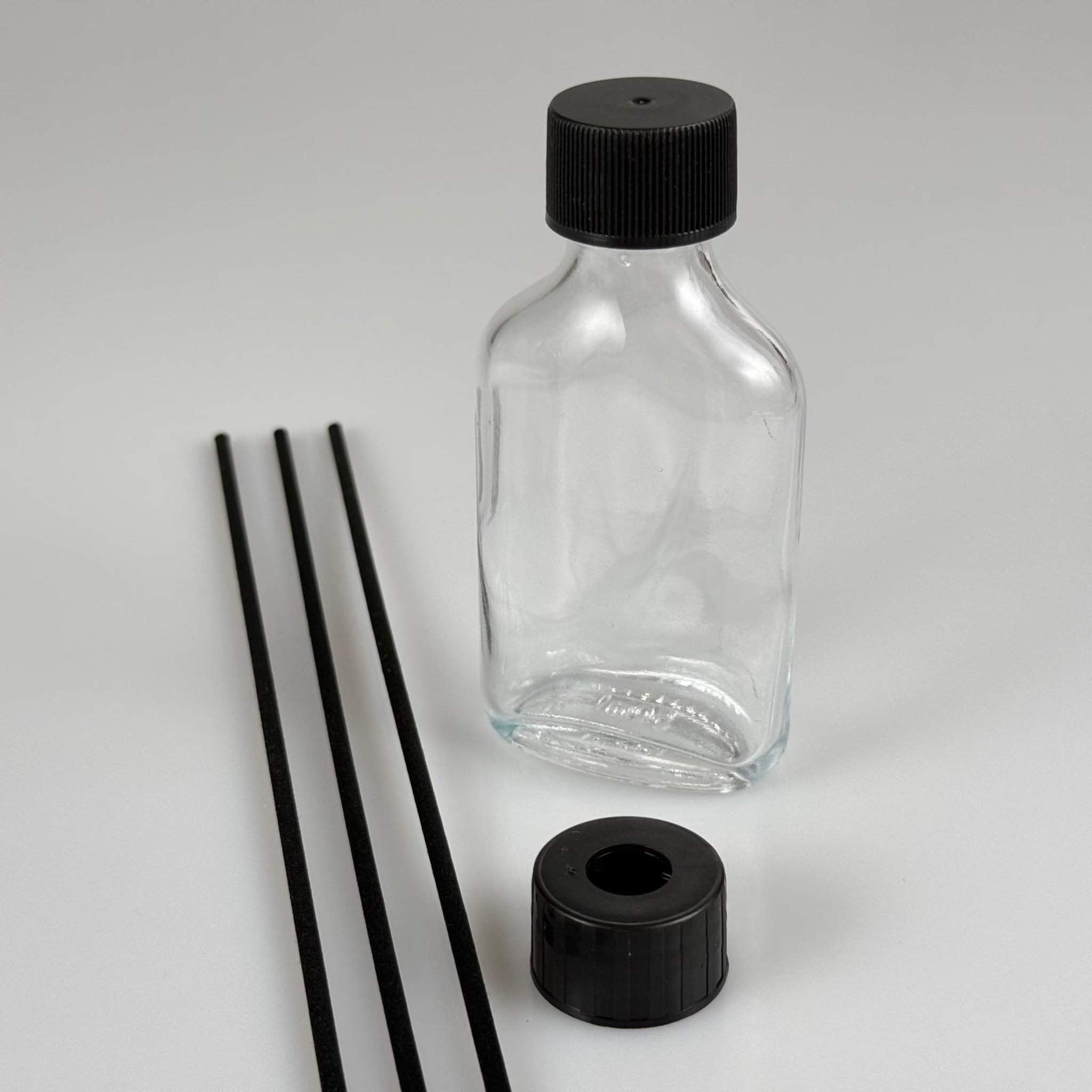 50 CC YASSI CAM BAMBU ODA KOKUSU ŞİŞESİ - 50 ML ÇUBUKLU BAMBU ODA KOKUSU ŞİŞESİ - DİFÜZÖR ŞİŞE- CAM ŞİŞE + SİYAH VİDALI DELİKLİ KAPAK + SİYAH VİDALI KAPAK + 3 ADET FİBER SİYAH BAMBU ÇUBUK