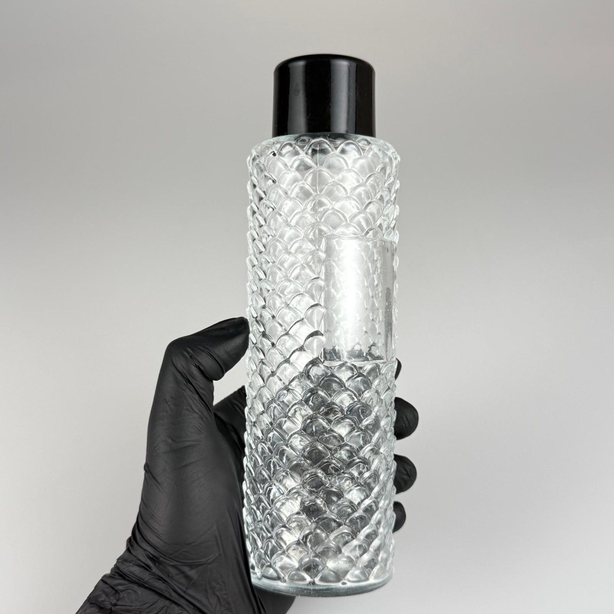 300 CC CAM KOLONYA ŞİŞESİ - ESKİ TİP NOSTALJİ KOLONYA ŞİŞESİ - SİYAH PLASTİK KAPAKLI KOLONYA TIPALI - 300 ML DESENLİ CAM KOLONYA ŞİŞESİ