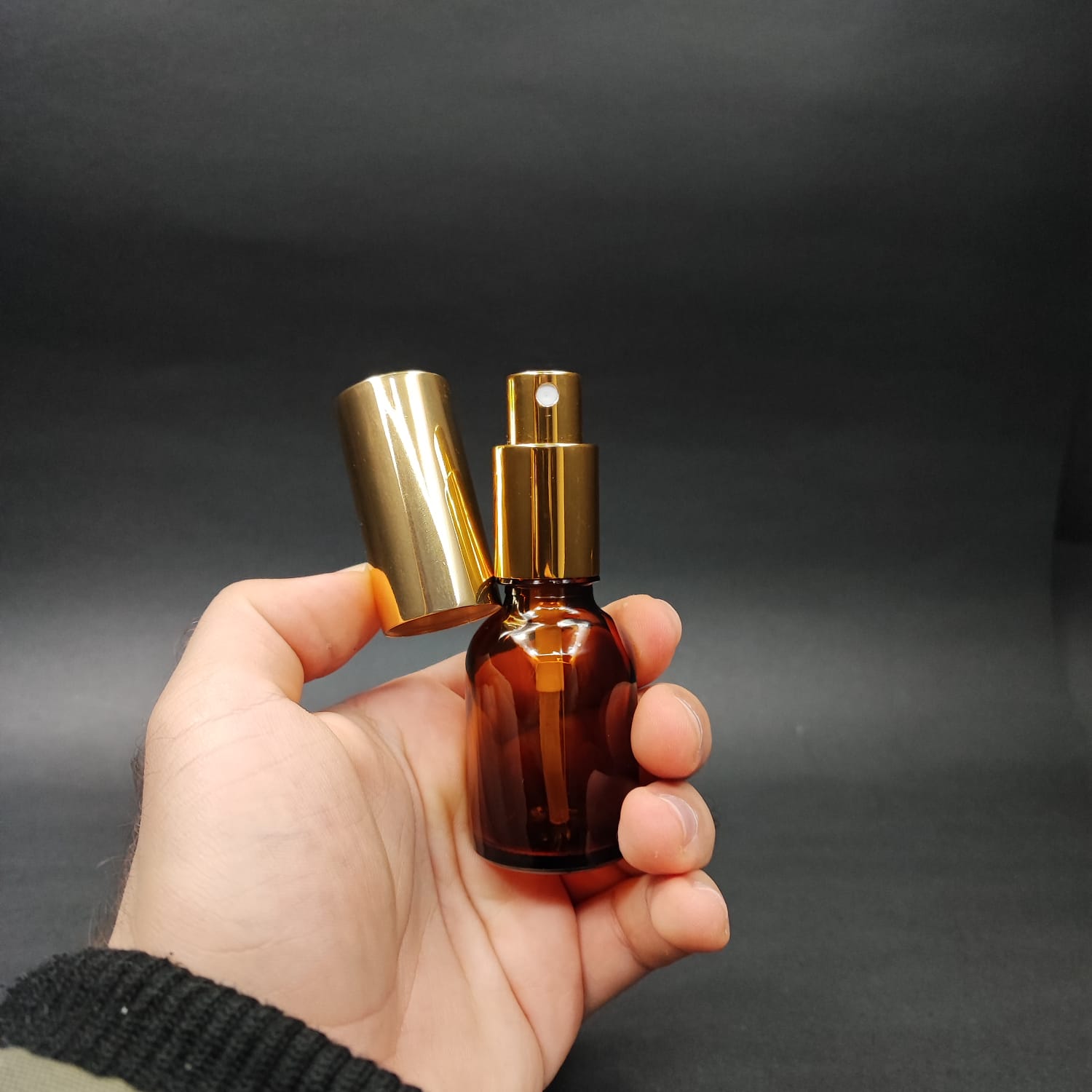 25 ML LÜKS VİDALI VALF ÇEVİRME PARFÜM ŞİŞELERİ - 25 CC TOMBUL AMBER CAM ŞİŞE - GOLD METAL SPREYLİ KAPAKLI SET