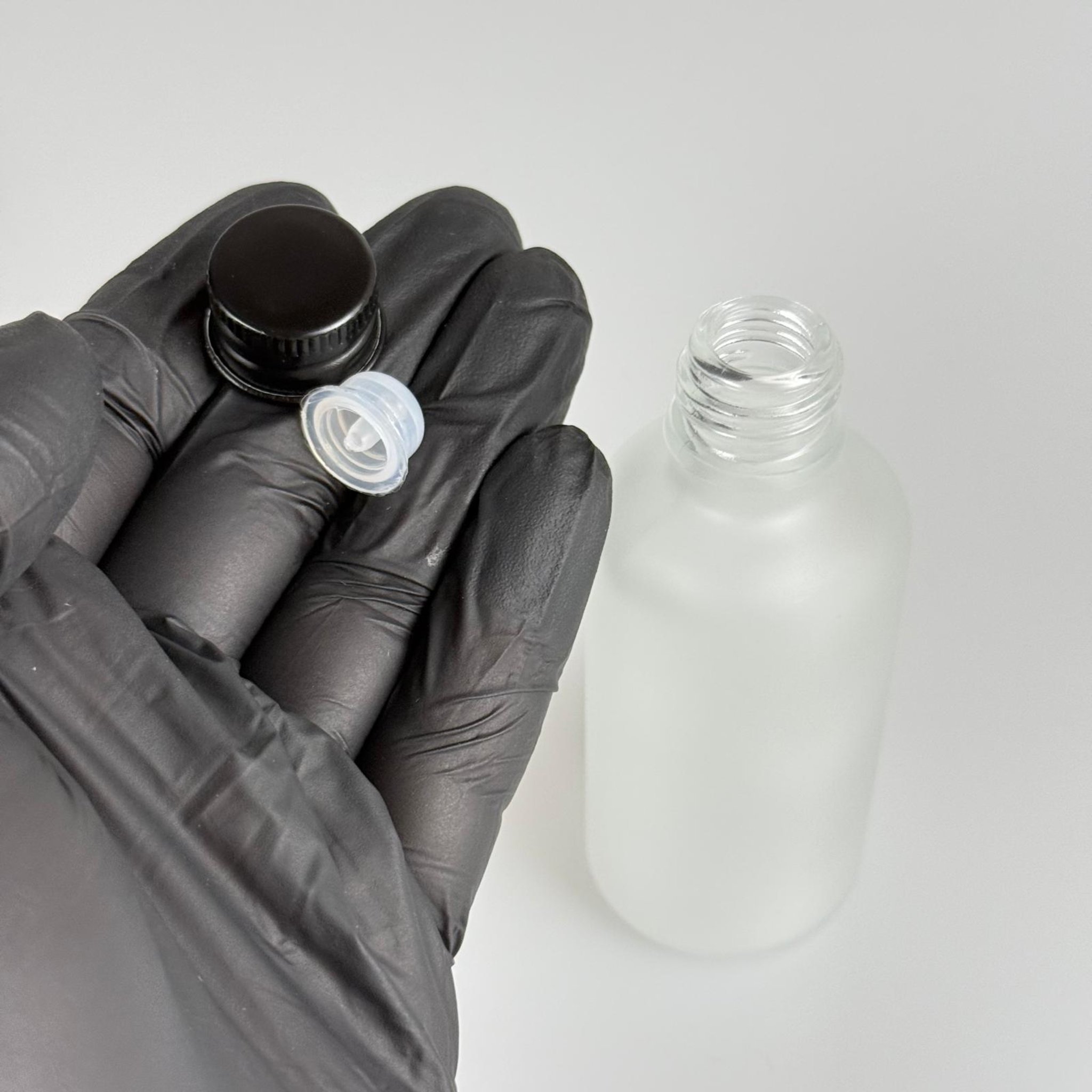 50 CC BUZLU CAM ŞİŞE + KÖPÜK CONTALI SİYAH ALÜMİNYUM METAL KAPAKLI + KOLONYA TIPALI TAKIM - 50 ML BUZLU CAM ŞİŞE