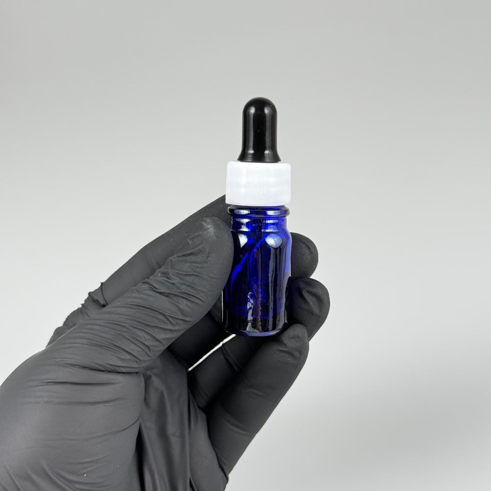 5 CC MAVİ CAM DAMLALIKLI ŞİŞE - SİYAH EMZİK - BEYAZ DÜZ PLASTİK KAPAK - 5 ML MAVİ CAM DAMLALIKLI ŞİŞE