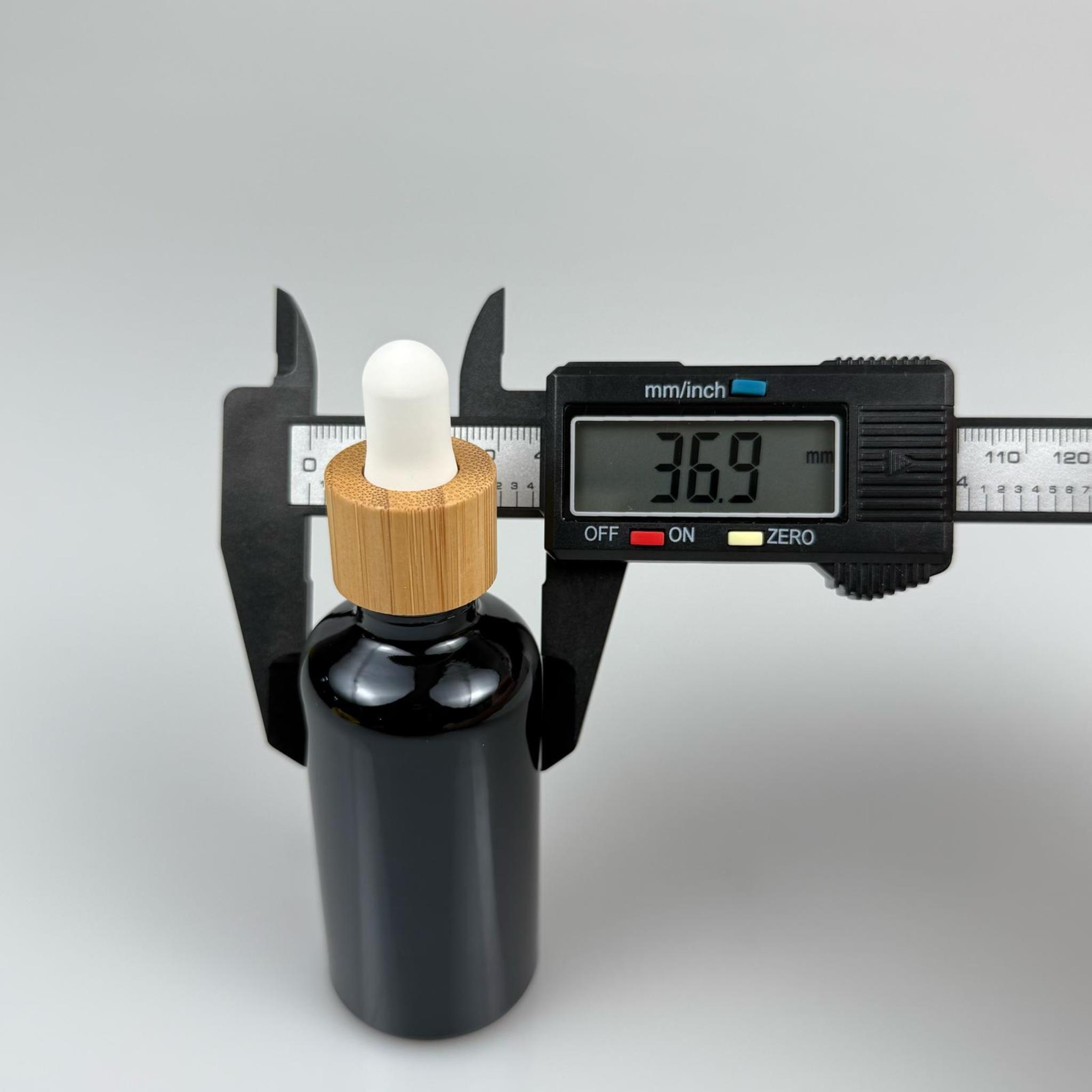 50 CC ORJİNAL SİYAH CAM DAMLALIKLI ŞİŞE - BEYAZ EMZİK - BAMBU AHŞAP KAPAK - 50 ML BAMBU KAPAKLI CAM DAMLALIKLI ŞİŞE