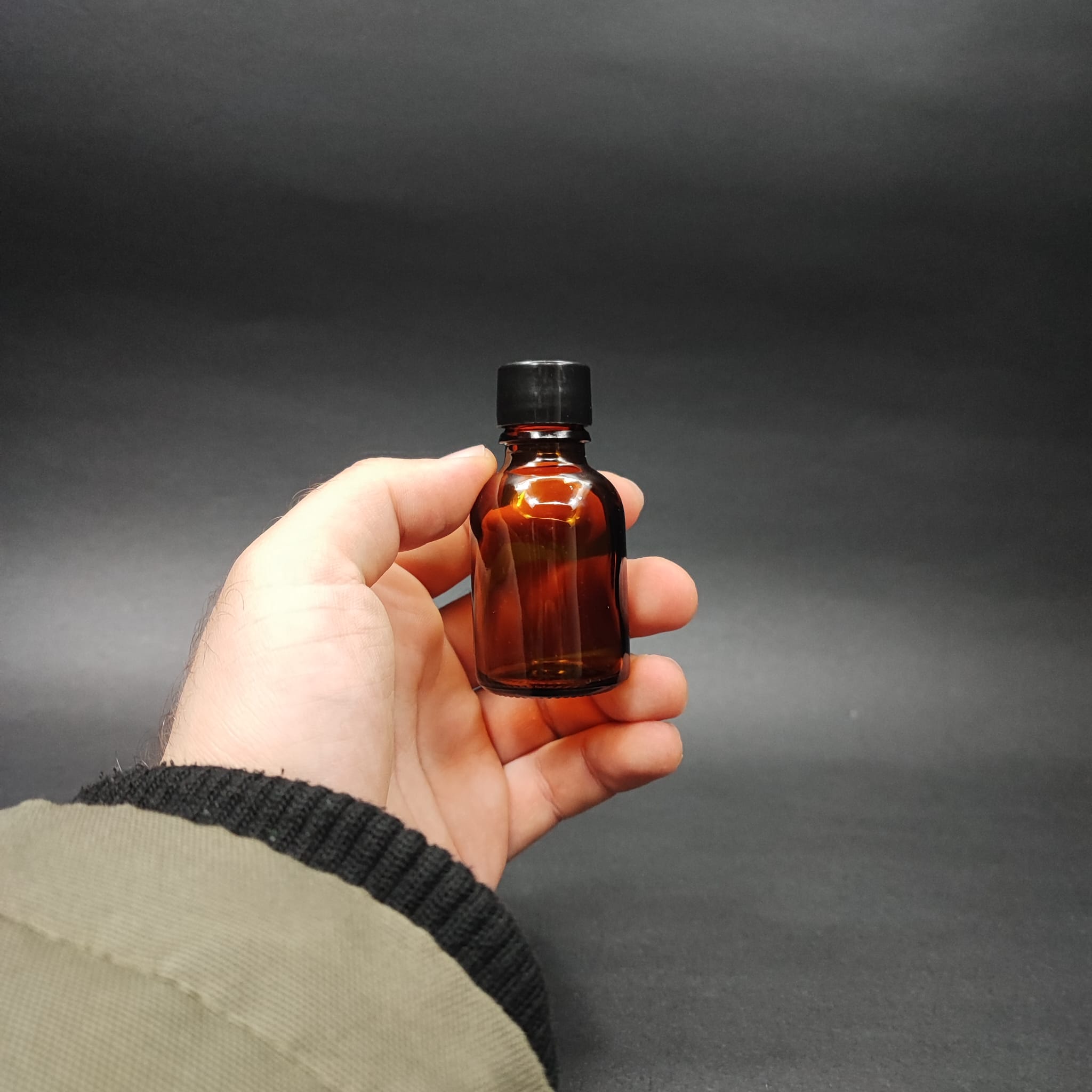 25 CC AMBER CAM ŞİŞE + KENDİNDEN CONTALI SIZDIRMAZ SİYAH KAPAK - 25 ML KAPAKLI KAHVERENGİ CAM ŞİŞE
