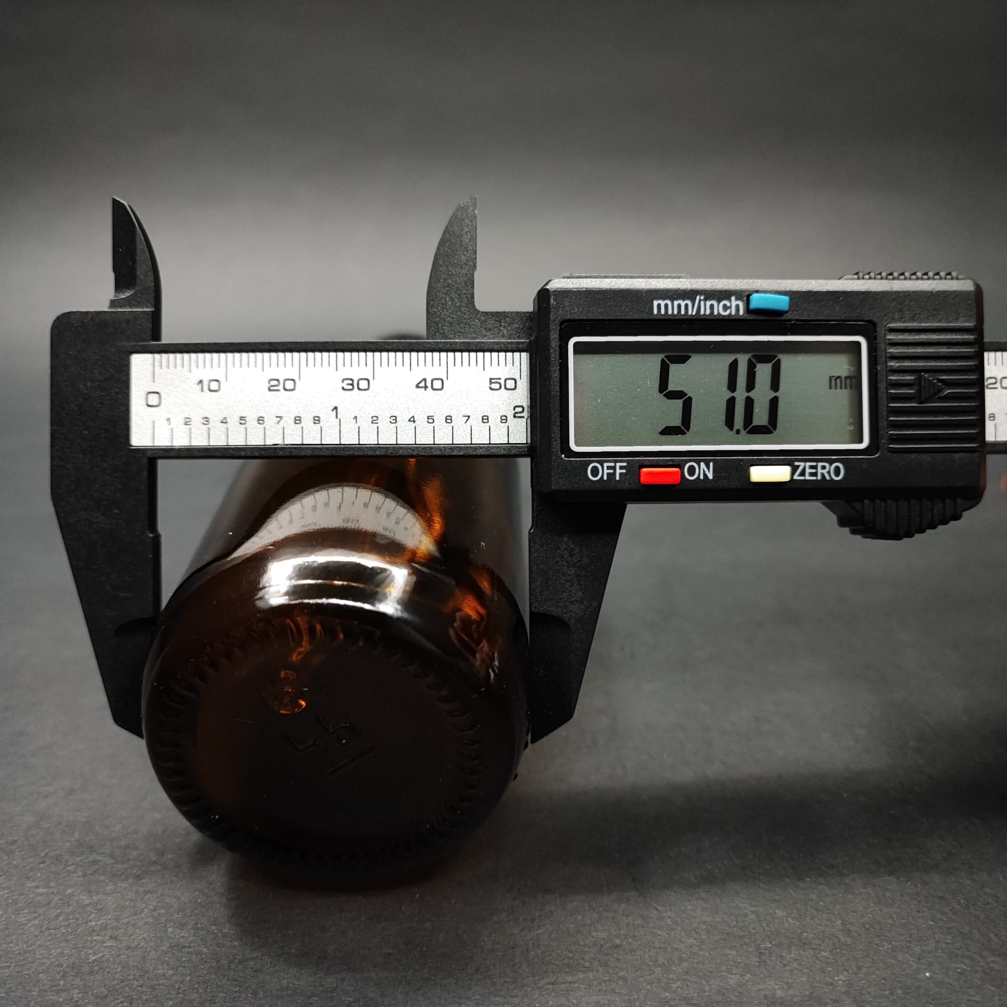 150 ML DOLUMU KOLAY, GENİŞ AĞIZLI CAM DAMLALIKLI ŞİŞE (25 MM AĞIZ)  - 150 CC SİYAH DAMLALIKLI CAM ECZA ŞİŞESİ - AMBER KAHVERENGİ
