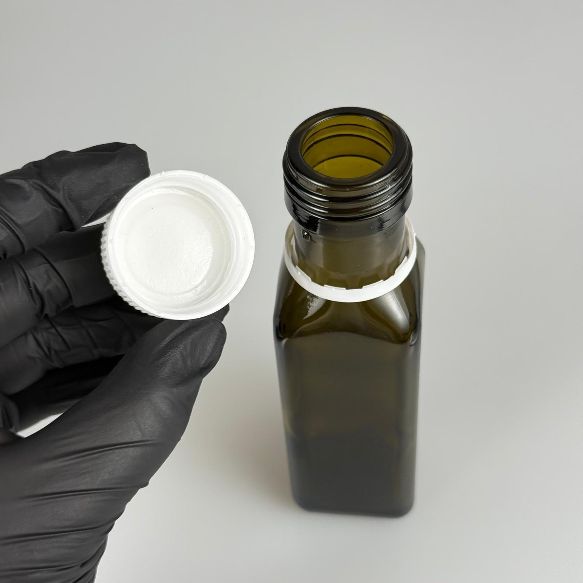 100 CC MARASKA CAM ŞİŞE KOYU YEŞİL (31 MM AĞIZ) - CONTALI BEYAZ KİLİTLİ KAPAKLI - 100 ML KÖŞELİ KARE MARASCA YAĞ VE SOS ŞİŞELERİ