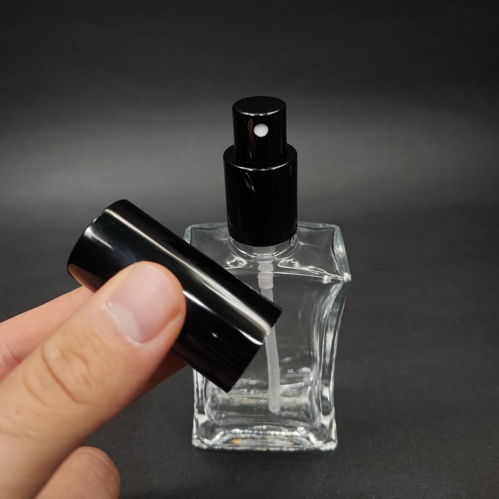 50 ML LÜKS VİDALI VALF ÇEVİRME PARFÜM ŞİŞELERİ - 50 CC KÖŞELİ DİKDÖRTGEN CAM ŞİŞE - SİYAH METAL SPREYLİ KAPAKLI SET