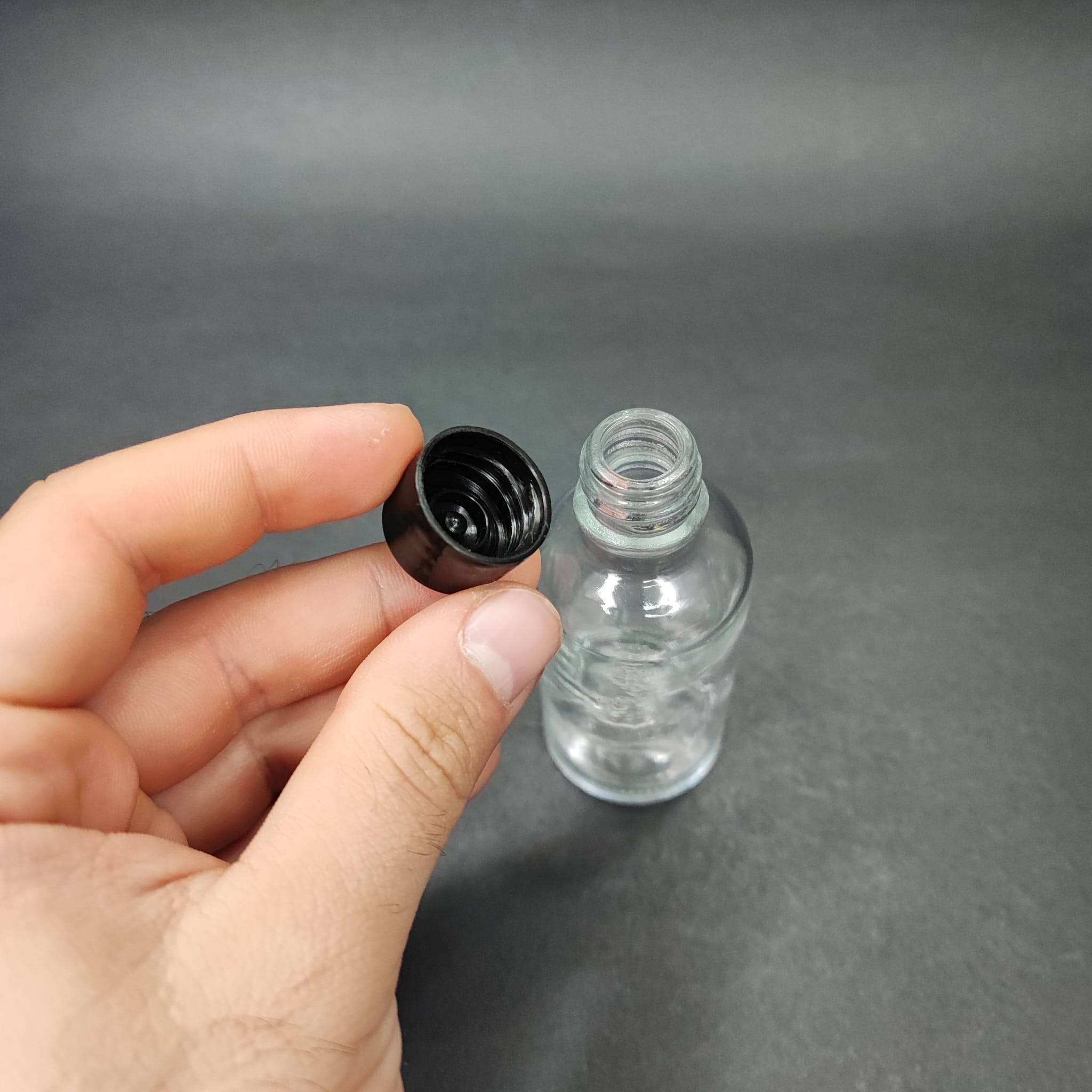 50 CC ŞEFFAF CAM ŞİŞE + KENDİNDEN CONTALI SIZDIRMAZ SİYAH KAPAK - 50 ML KAPAKLI CAM ŞİŞE