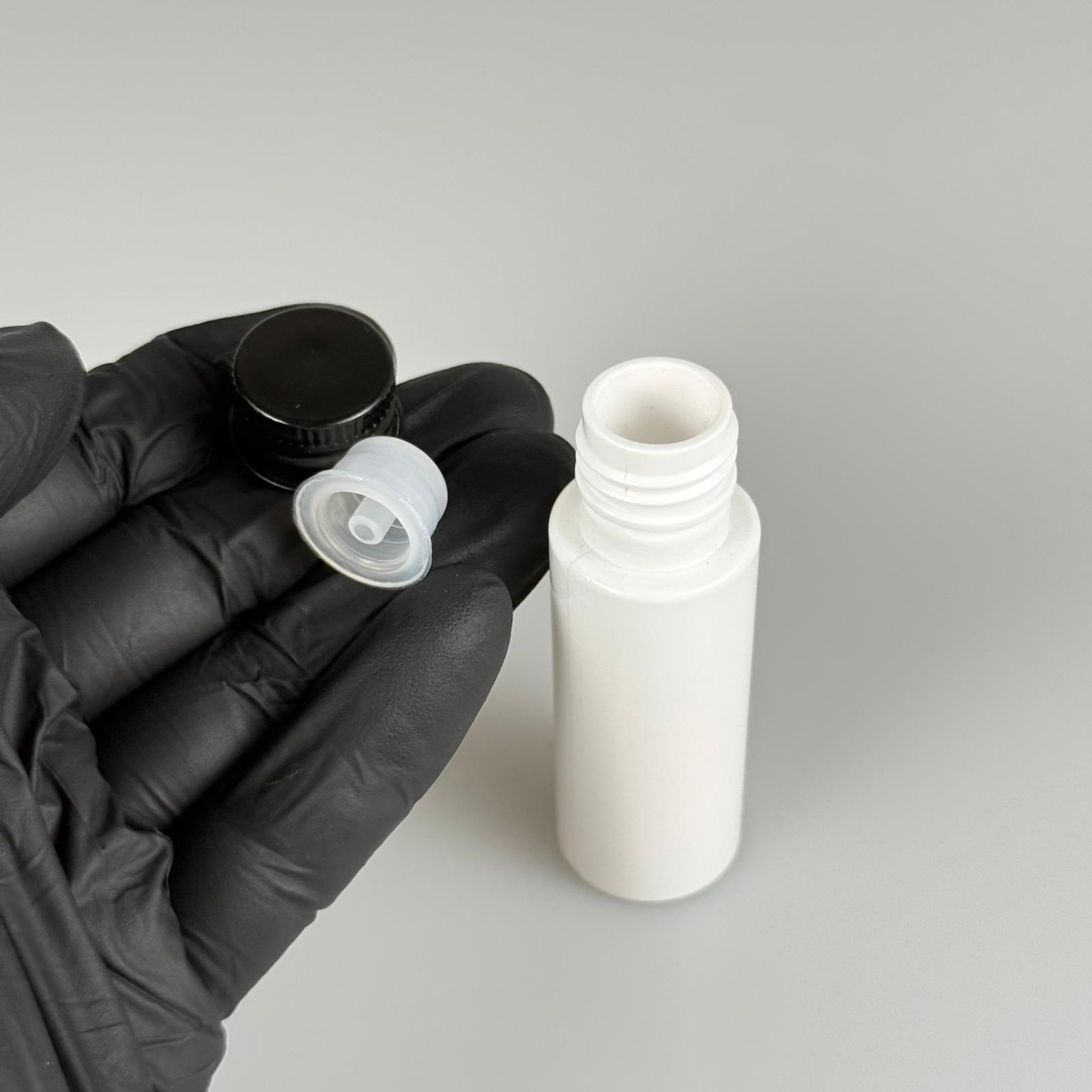 20 CC BEYAZ PET ŞİŞE + KÖPÜK CONTALI SİYAH ALÜMİNYUM METAL KAPAKLI + DAMLALIKLI KOLONYA TIPALI TAKIM - 20 ML PLASTİK ŞİŞE