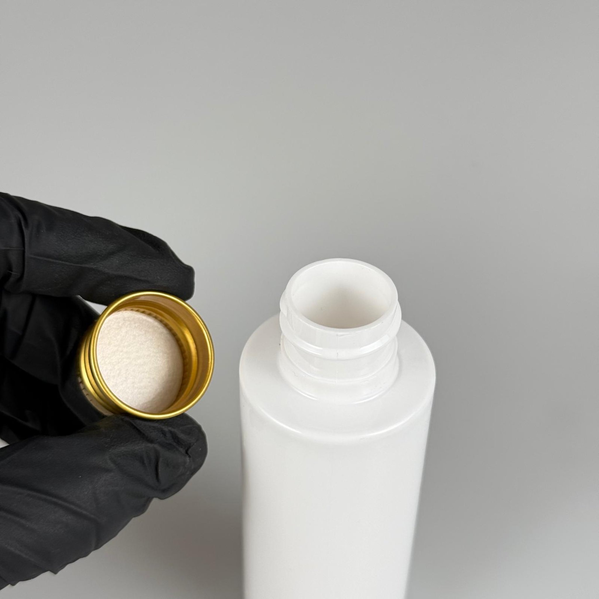 100 CC BEYAZ SİLİNDİR KESKİN KÜT MODEL SERT PET ŞİŞE ( 17 GR - 24 AĞIZ ) + KÖPÜK CONTALI GOLD METAL ALÜMİNYUM KAPAK TAKIM - 100 ML KAPAKLI BEYAZ PLASTİK ŞİŞELER