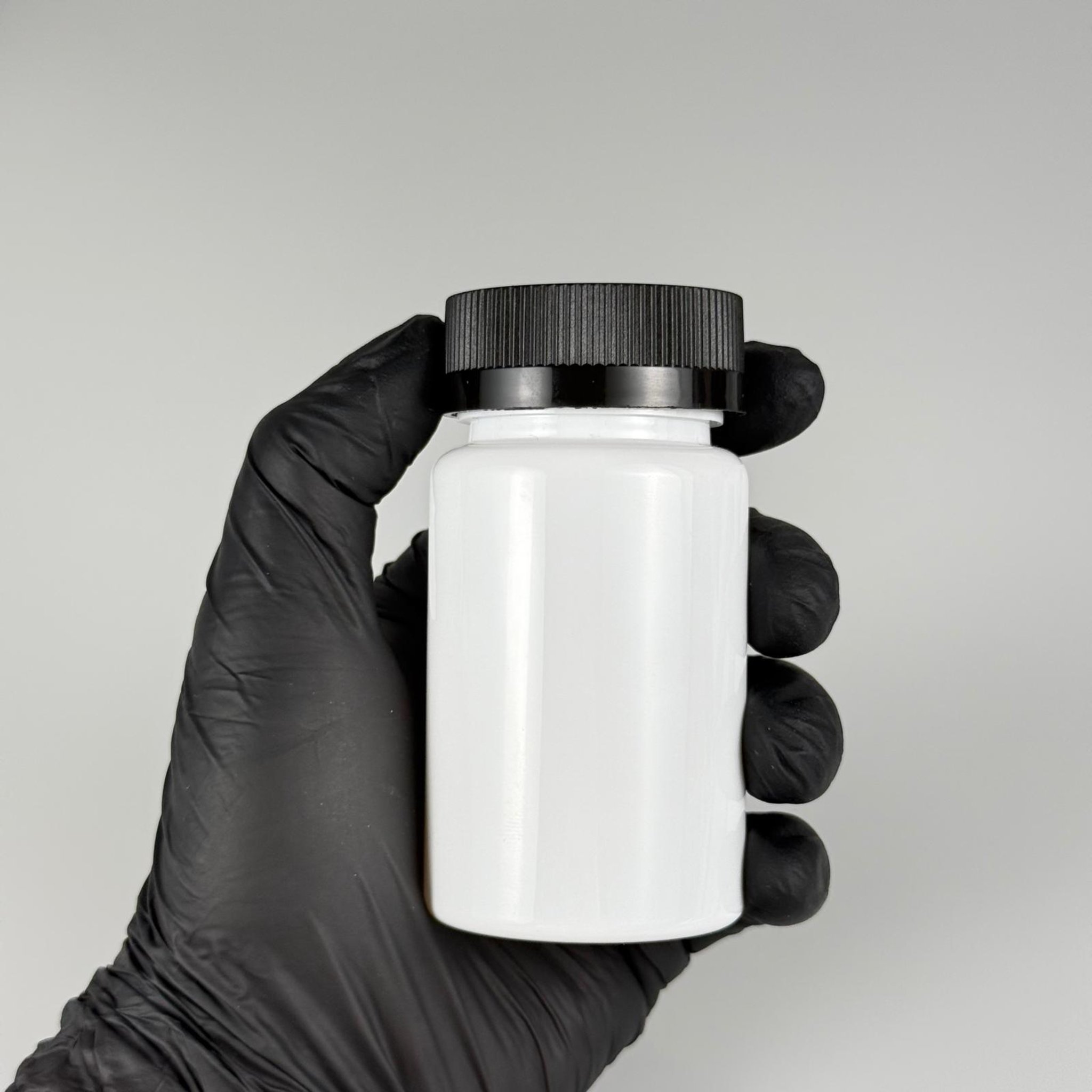 100 ML ÇOCUK KİLİT KAPAKLI TABLET ŞİŞESİ  - 100 CC BEYAZ PET KAVANOZ + 38 MM SİYAH ÇOCUK KİLİTLİ KAPAK TAKIM -  KAPSÜL KUTUSU - İLAÇ ŞİŞESİ - MEDİKAL HAP ŞİŞESİ - FARMASÖTİK KAVANOZ