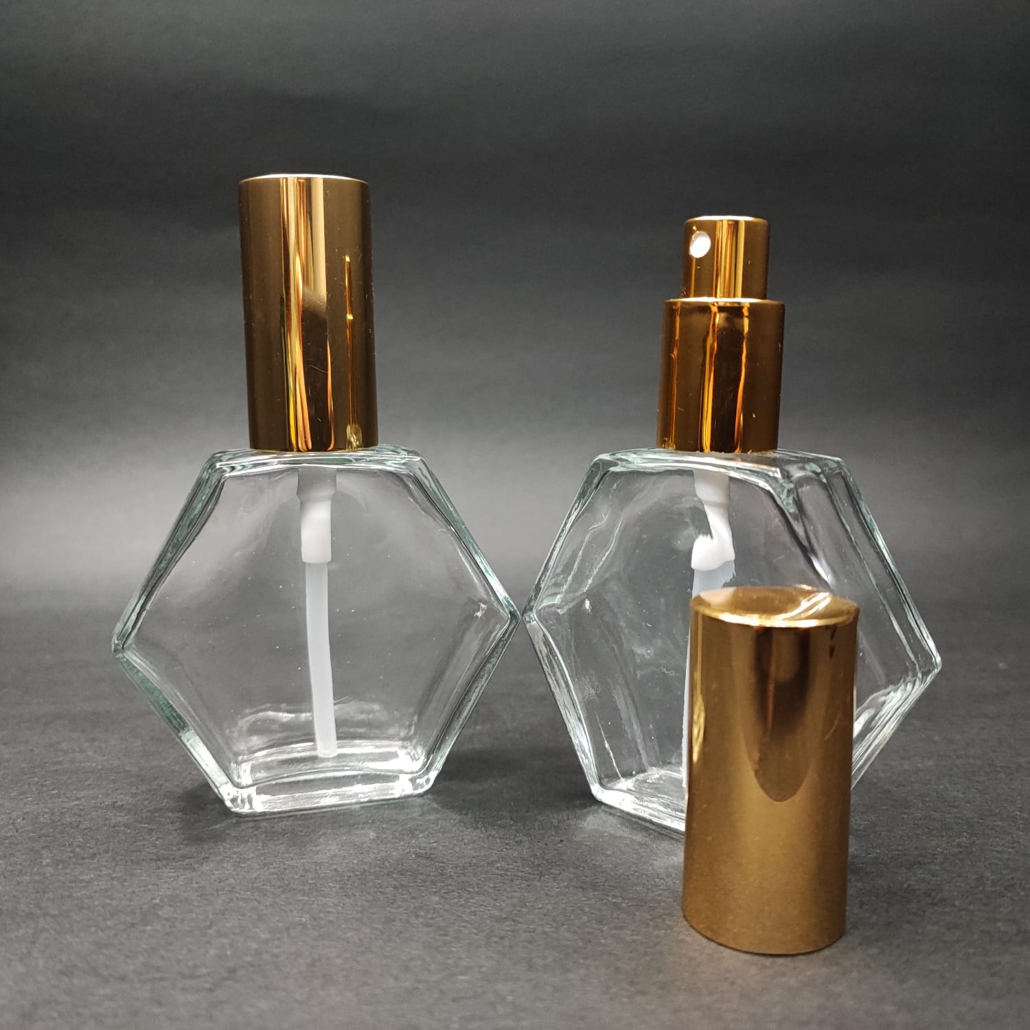 50 ML LÜKS VİDALI VALF ÇEVİRME PARFÜM ŞİŞELERİ - 50 CC ALTIGEN ŞEFFAF CAM ŞİŞE - SİYAH GOLD SPREYLİ KAPAKLI SET