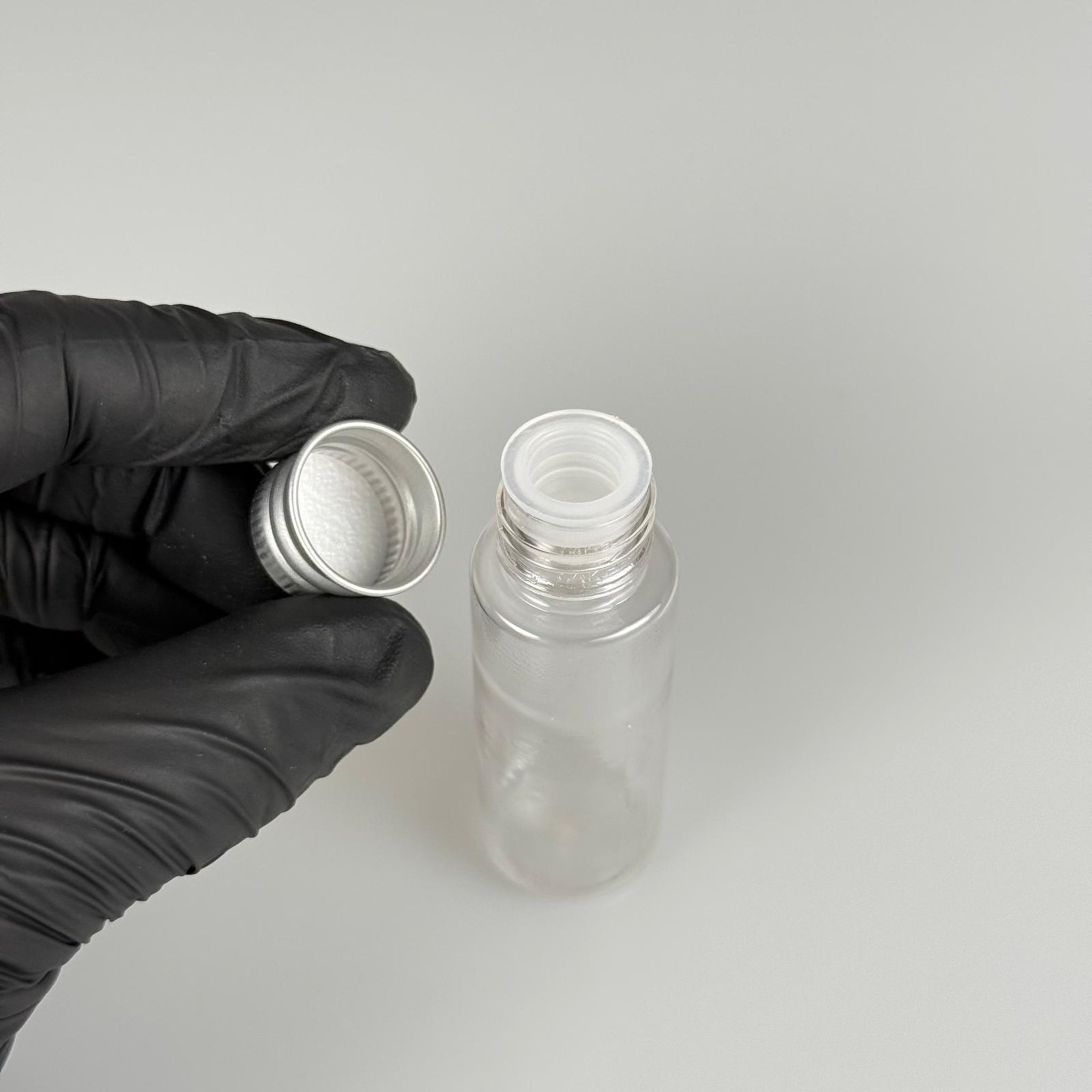 20 CC ŞEFFAF PET SHOT ŞİŞE - KÖPÜK CONTALI GÜMÜŞ ALÜMİNYUM METAL KAPAKLI + KÖR TIPALI TAKIM - 20 ML PLASTİK ŞİŞE