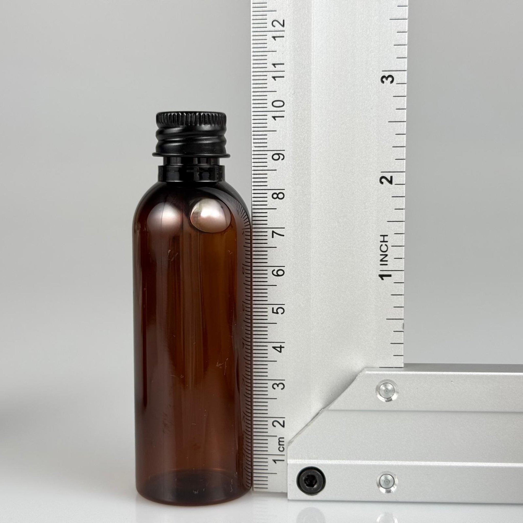 50 CC AMBER SİLİNDİR UZUN MODEL PET ŞİŞE + KÖPÜK CONTALI SİYAH ALÜMİNYUM METAL KAPAKLI + KÖR TIPALI TAKIM - 50 ML KAHVERENGİ PLASTİK ŞİŞE