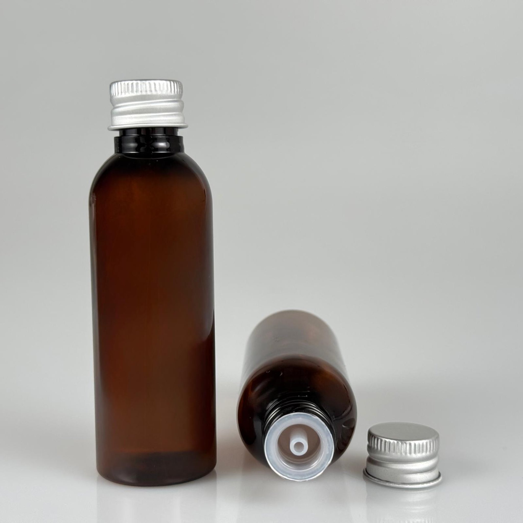50 CC AMBER SİLİNDİR UZUN MODEL PET ŞİŞE + KÖPÜK CONTALI GÜMÜŞ ALÜMİNYUM METAL KAPAKLI + DAMLALIKLI KOLONYA TIPALI TAKIM - 50 ML KAHVERENGİ PLASTİK ŞİŞE