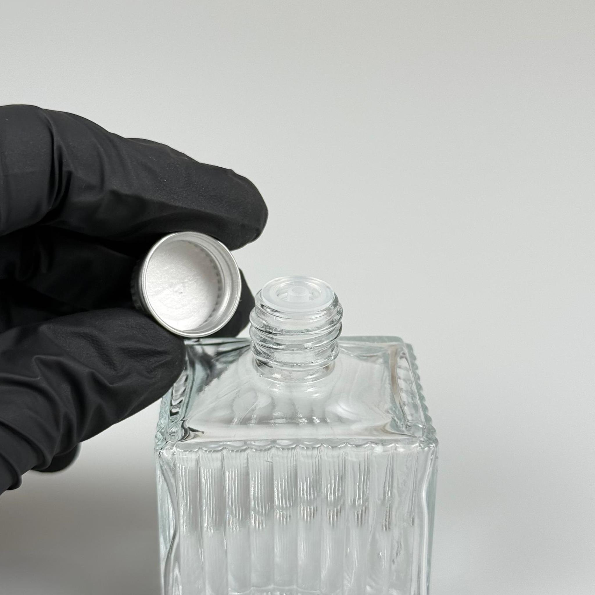50 CC KÖŞELİ DESENLİ ÇİZGİLİ CAM ŞİŞE - GÜMÜŞ METAL KAPAKLI KOLONYA TIPALI - 50 ML PRESTİJLİ ŞİŞE