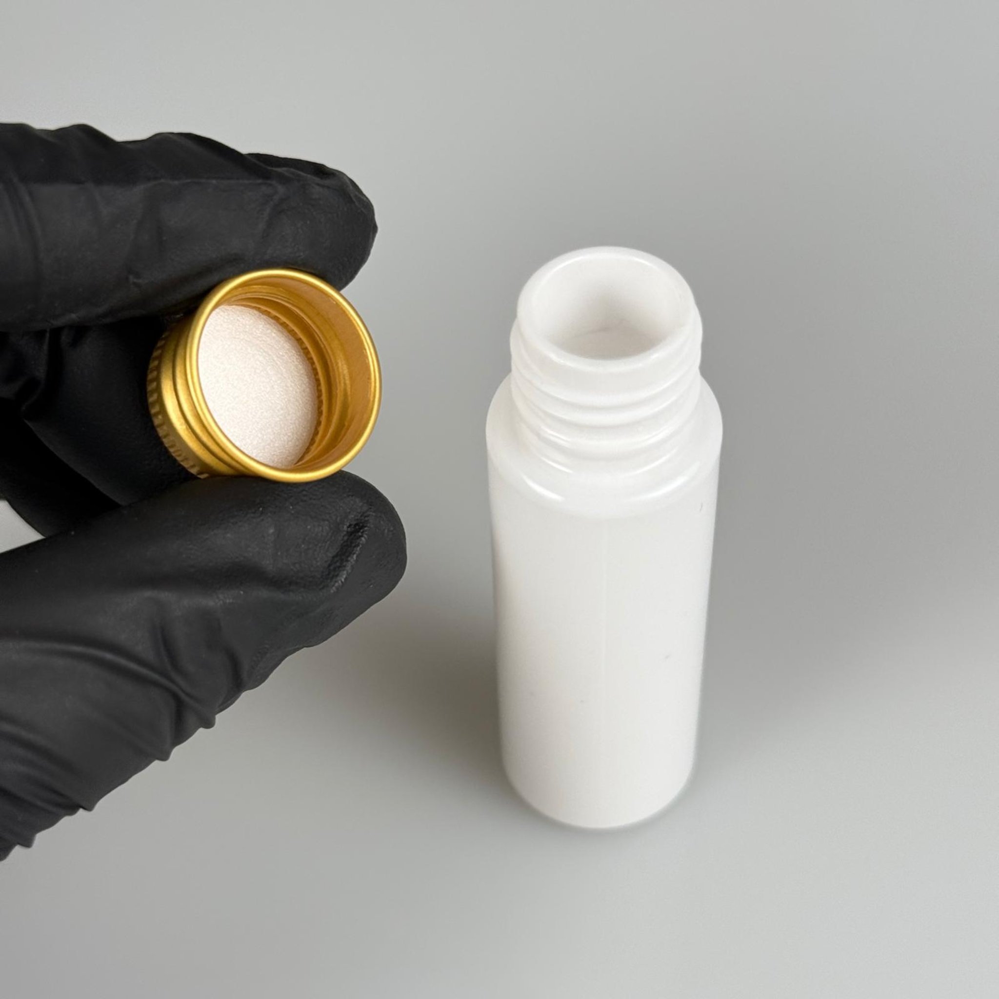 20 CC BEYAZ PET SHOT ŞİŞE - KÖPÜK CONTALI GOLD ALÜMİNYUM METAL KAPAKLI TAKIM - 20 ML PLASTİK ŞİŞE
