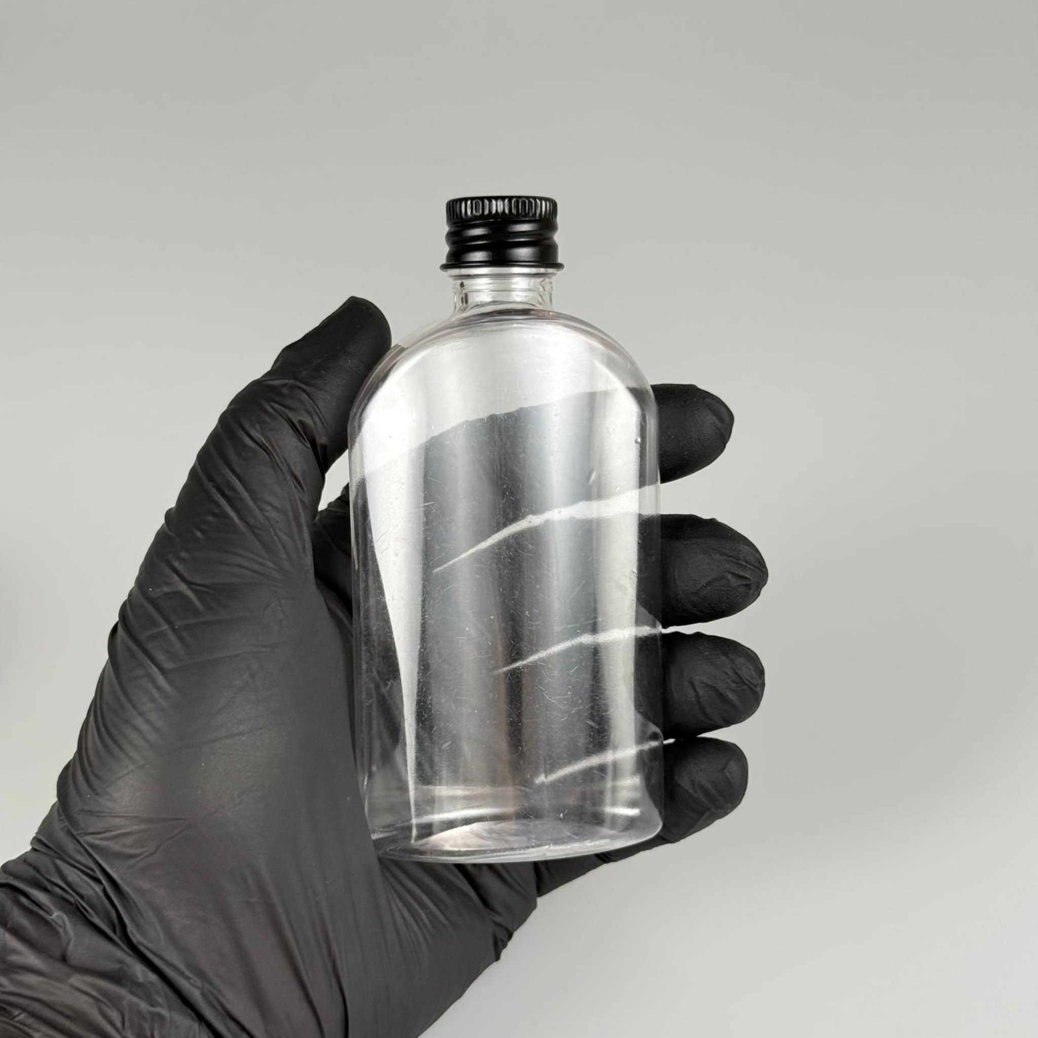 90 CC ŞEFFAF PLASTİK PET ŞİŞE + KÖPÜK CONTALI SİYAH ALÜMİNYUM METAL KAPAKLI + KÖR TIPALI TAKIM - 90 ML YASSI PET ŞİŞE