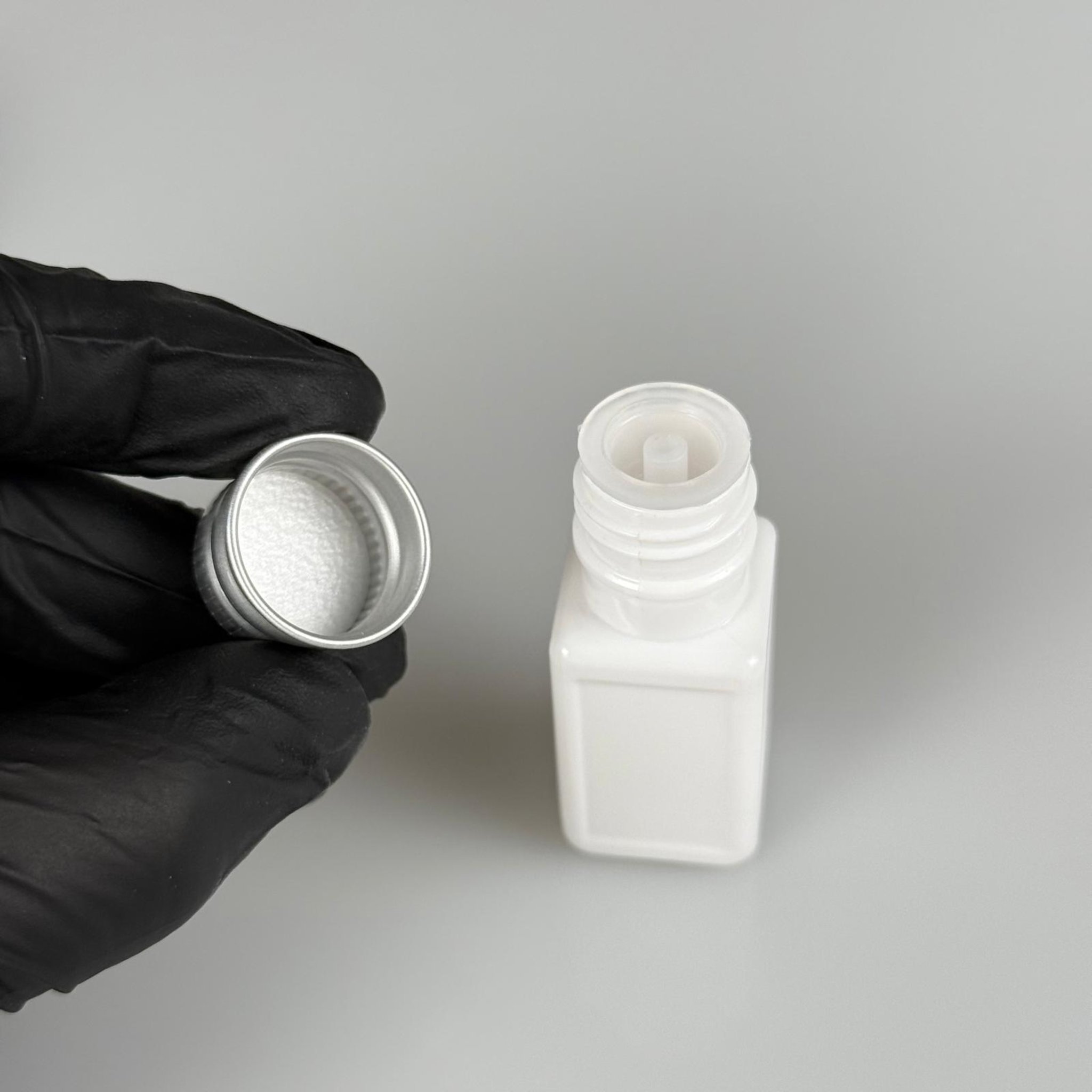 10 CC BEYAZ KARE PET SHOT ŞİŞE - KÖPÜK CONTALI GÜMÜŞ ALÜMİNYUM METAL KAPAKLI + DAMLALIKLI KOLONYA TIPALI TAKIM - 10 ML PLASTİK ŞİŞE
