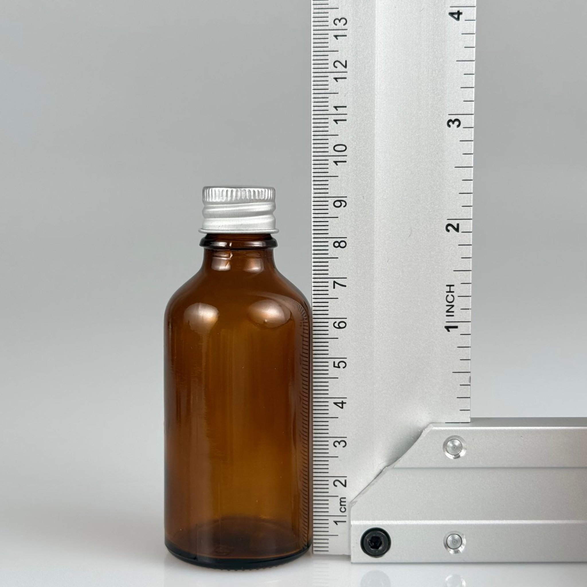 50 CC AMBER CAM ŞİŞE + KÖPÜK CONTALI GÜMÜŞ ALÜMİNYUM METAL KAPAKLI + KÖR TIPALI TAKIM - 50 ML KAHVERENGİ CAM ŞİŞE