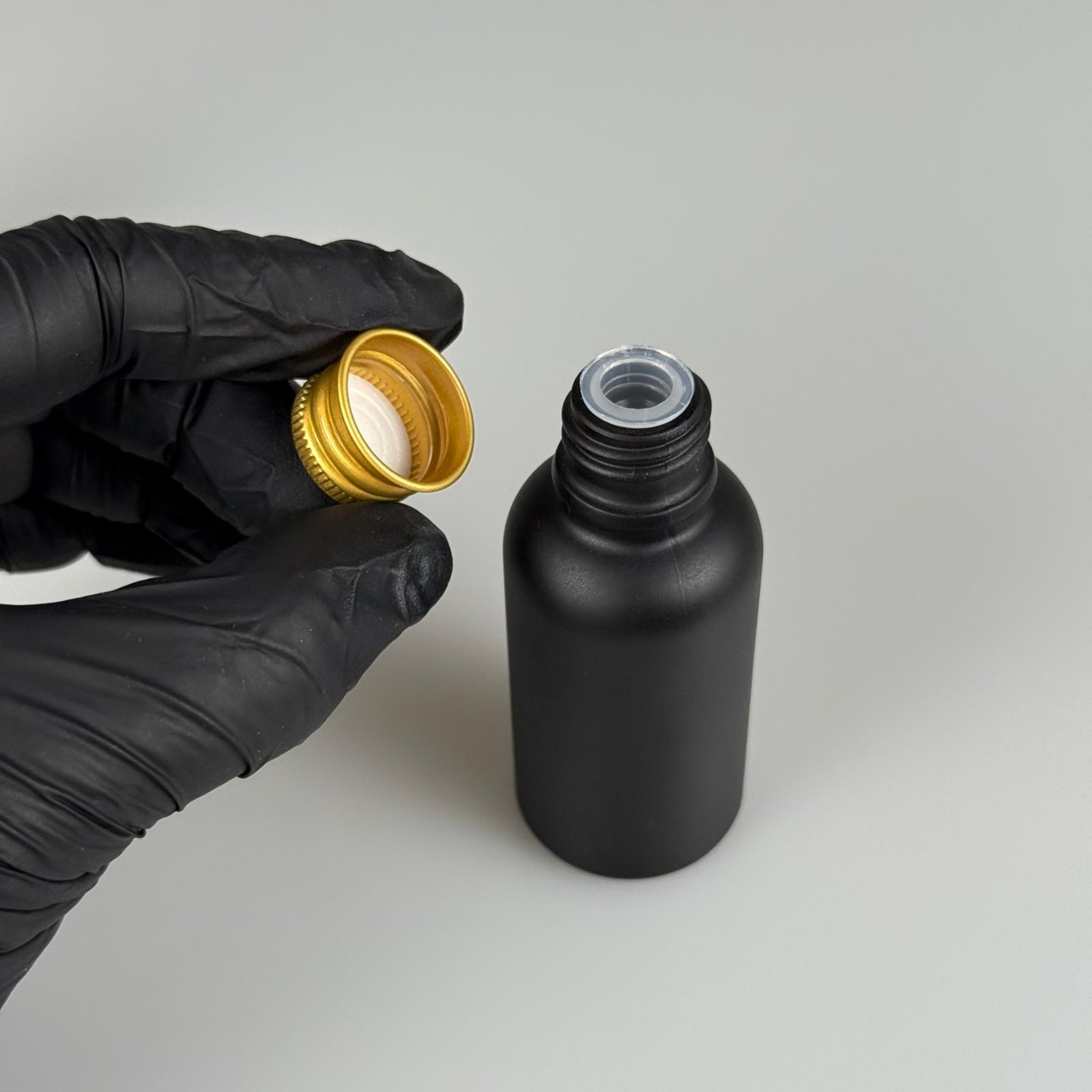 30 CC MAT SİYAH CAM ŞİŞE + KÖPÜK CONTALI GOLD ALÜMİNYUM METAL KAPAKLI + KÖR TIPALI TAKIM - 30 ML MAT SİYAH CAM ŞİŞE